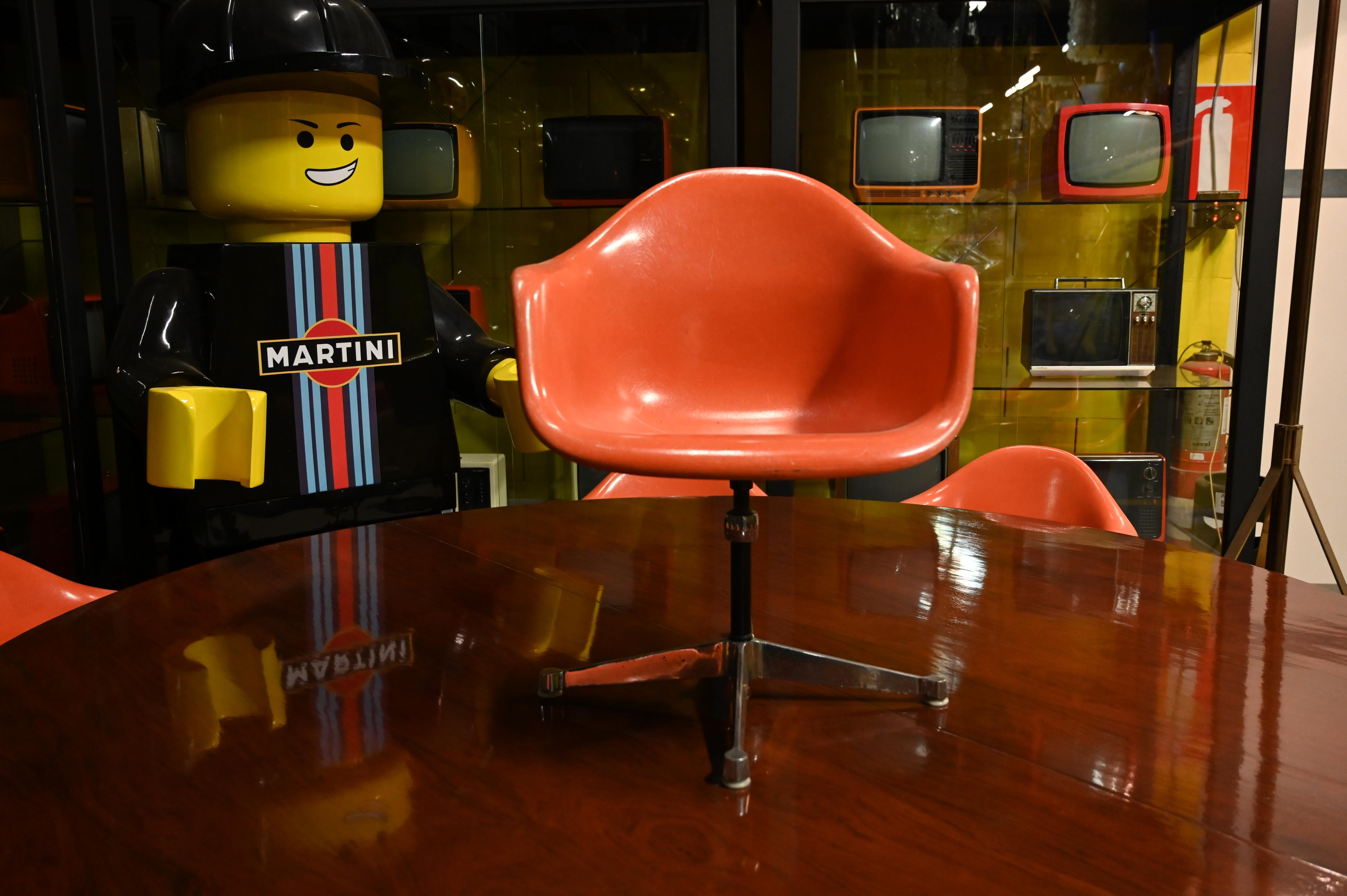 Charles Eames Shell-Stuhl aus orangefarbenem Glasfaser von Herman Miller, Mitte des Jahrhunderts  (20. Jahrhundert) im Angebot