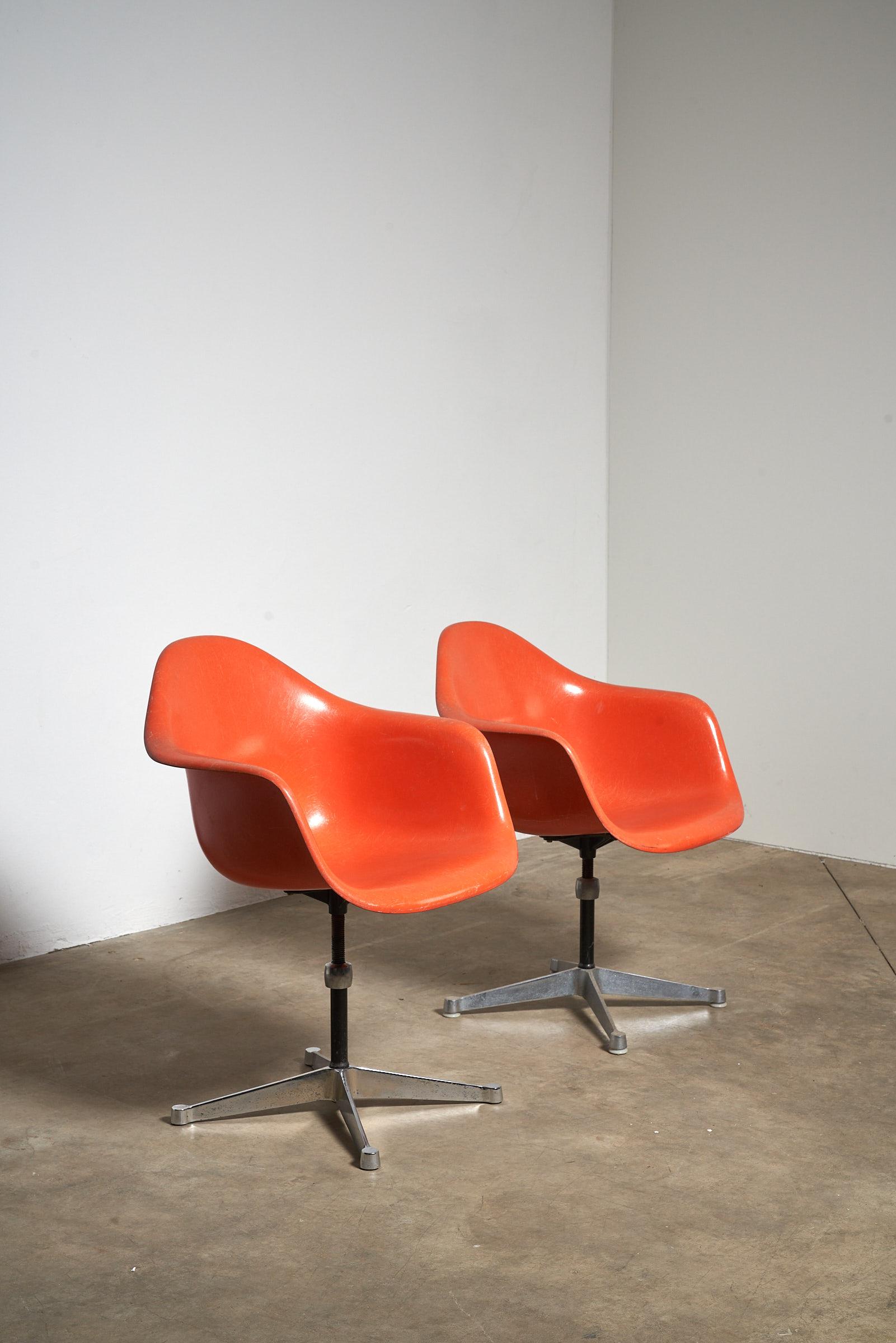 Mid-Century Charles Eames for Herman Miller Fiberglass Dining Chairs in Orange For Sale 7