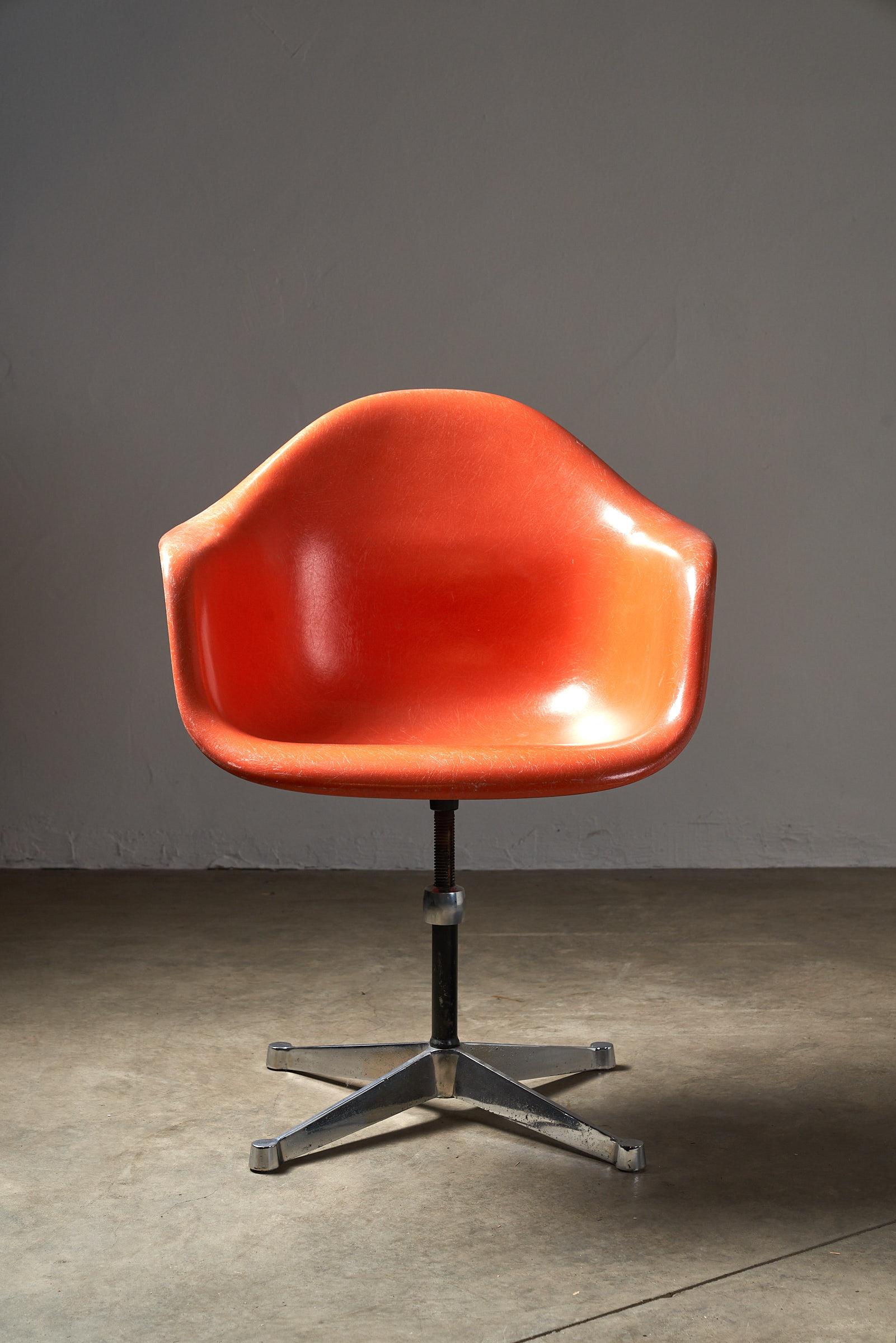 Wir stellen den Mid-Century Charles Eames by Herman Miller Orange Fibreglass Shell Chair vor, ein zeitloses Stück Designgeschichte. Jeder Stuhl hat seinen eigenen, einzigartigen Charakter, der sein Alter und sein Erbe zur Geltung bringt und