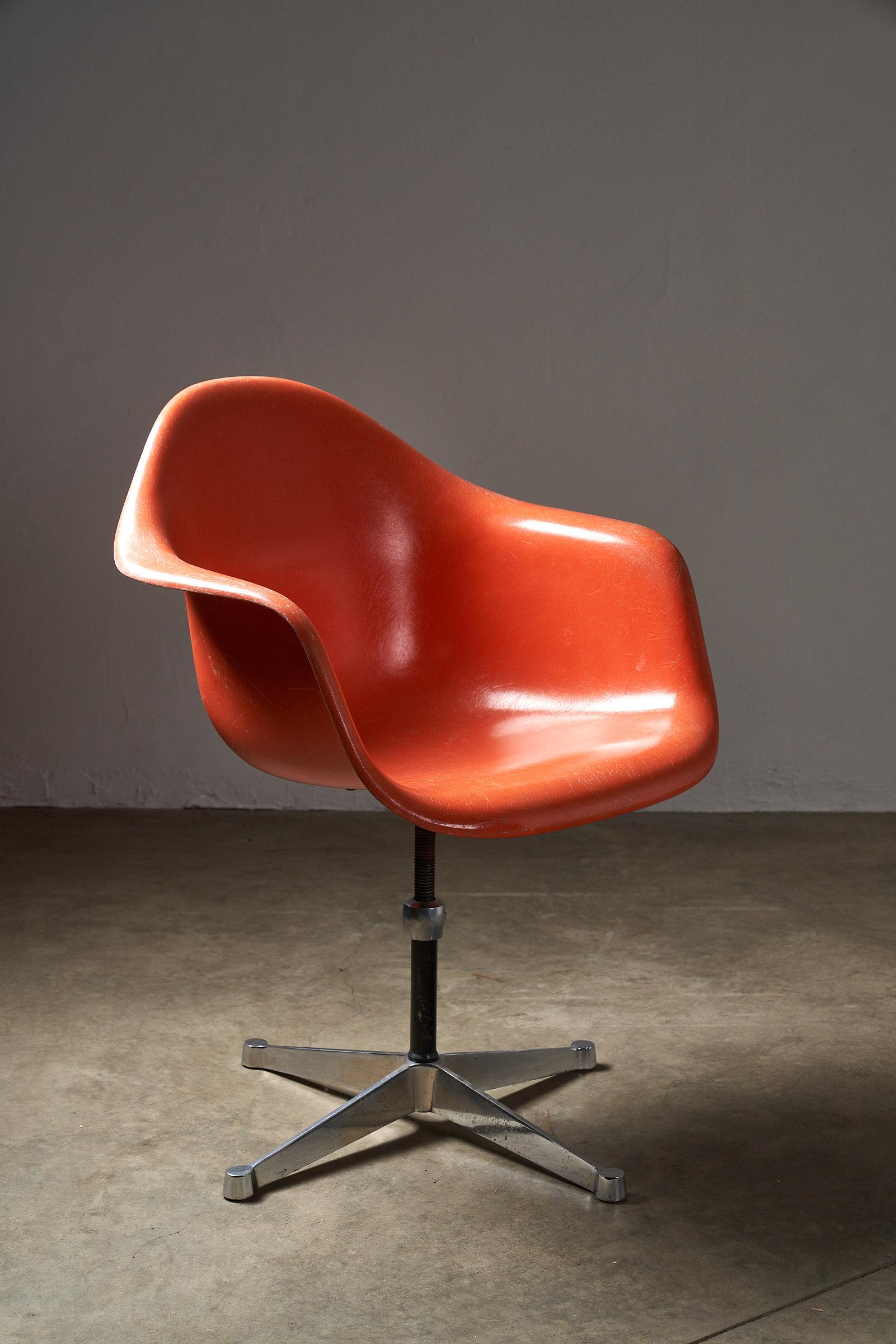 Mid-Century Modern Charles Eames pour Herman Miller fauteuils de salle à manger en fibre de verre orange du milieu du siècle dernier en vente