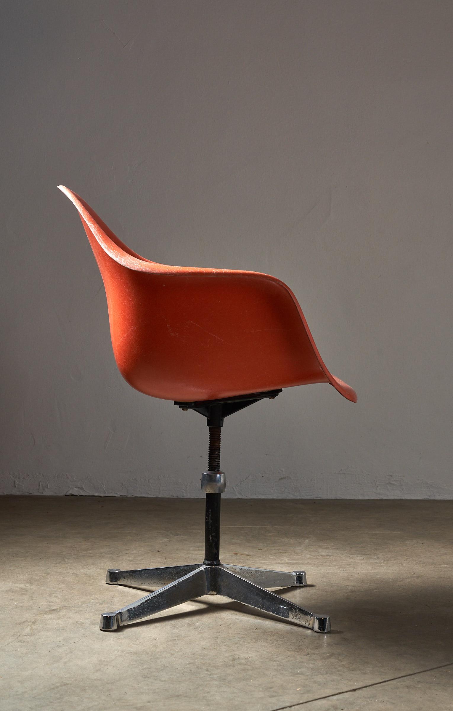 Américain Charles Eames pour Herman Miller fauteuils de salle à manger en fibre de verre orange du milieu du siècle dernier en vente