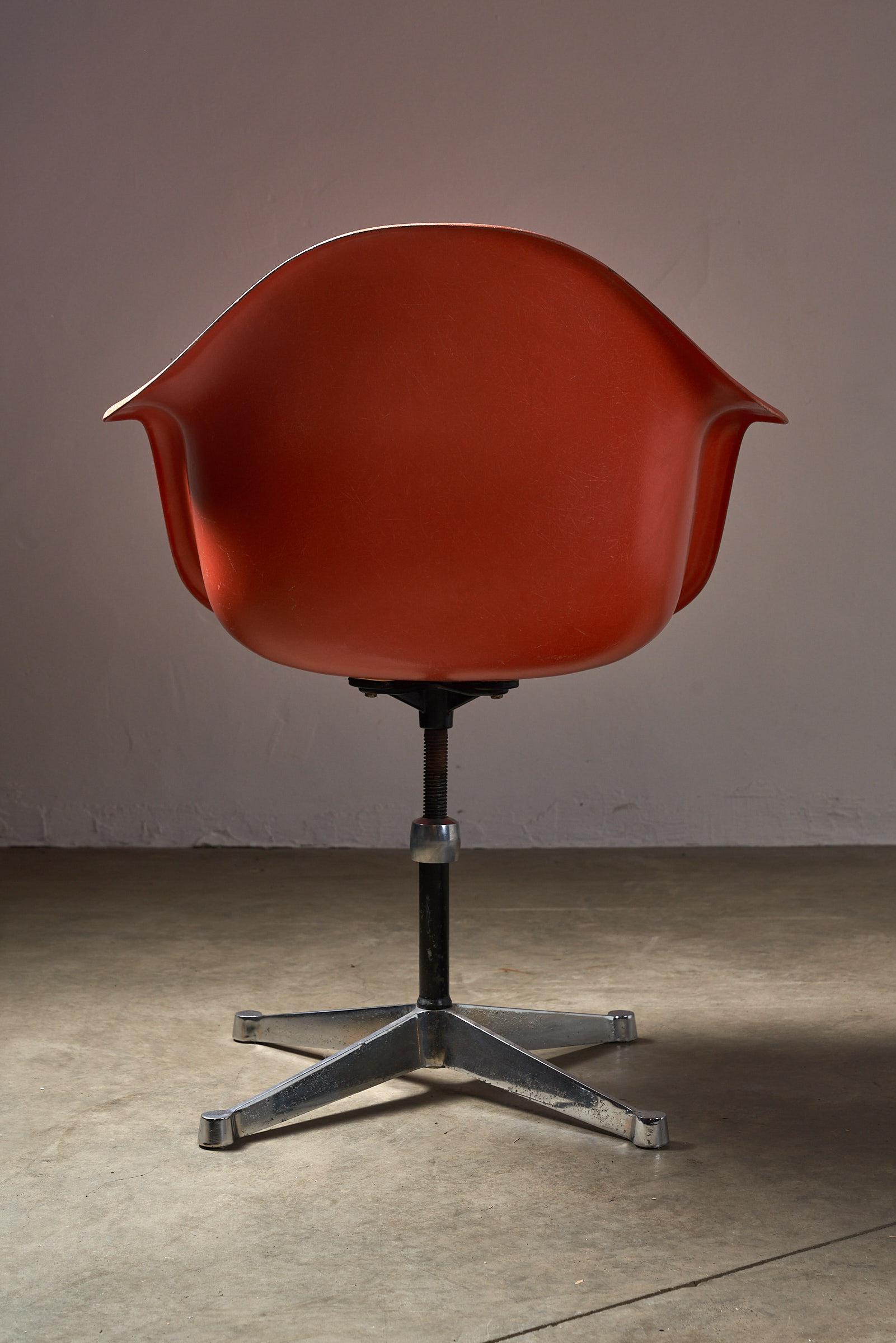Mid-Century Charles Eames for Herman Miller Fiberglass Dining Chairs in Orange In Good Condition For Sale In Mortsel, BE