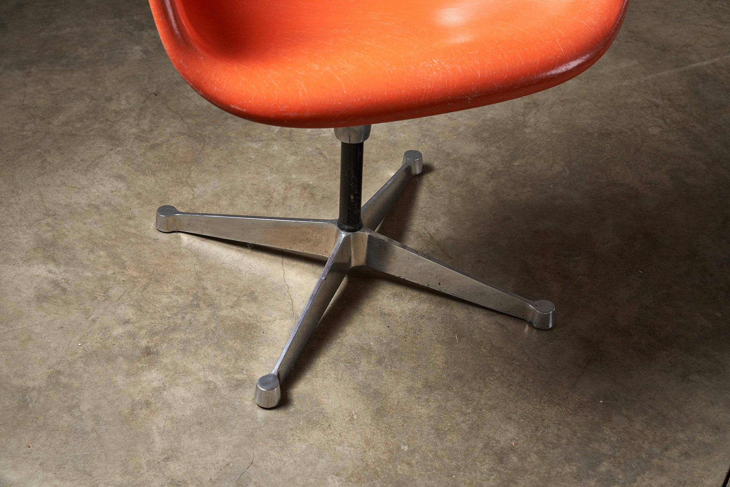 20ième siècle Charles Eames pour Herman Miller fauteuils de salle à manger en fibre de verre orange du milieu du siècle dernier en vente