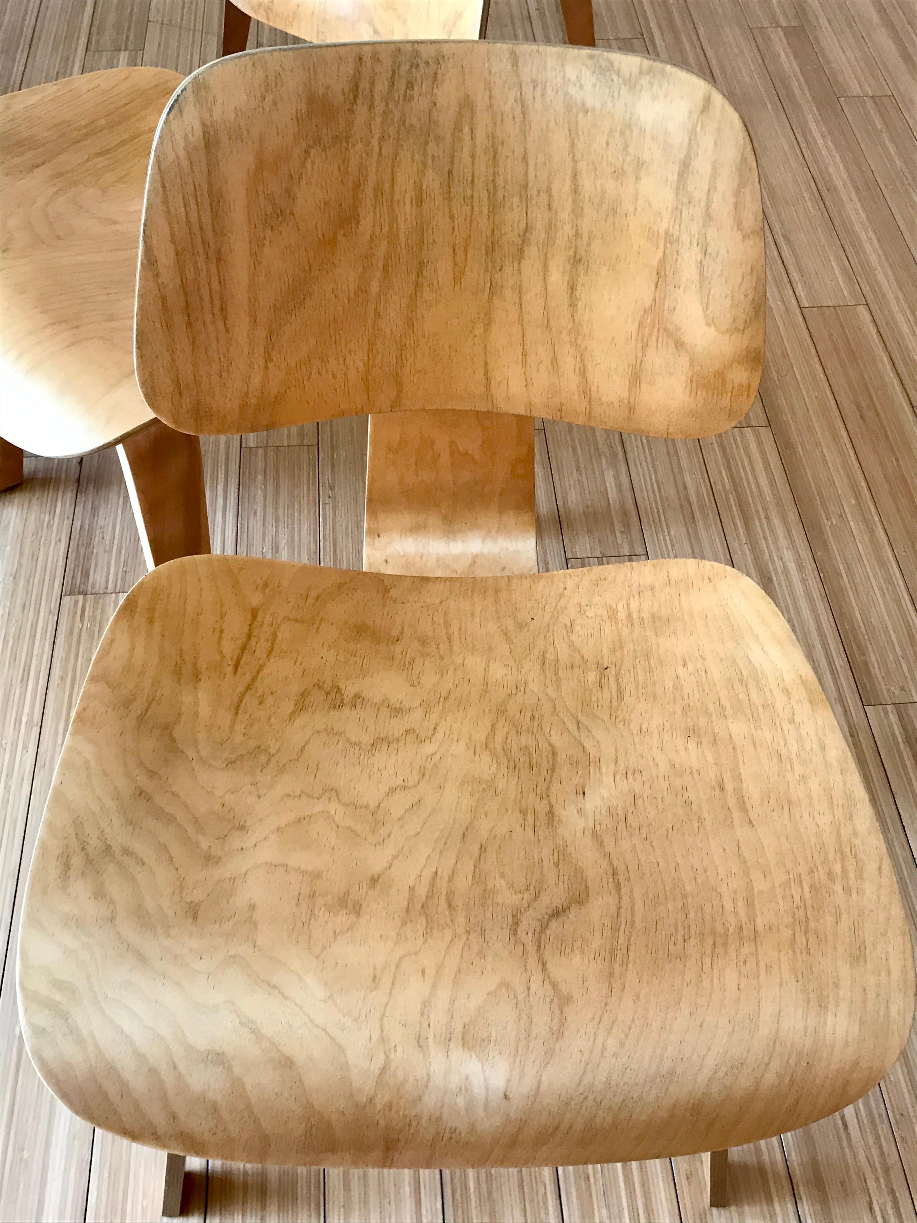 Esszimmerstühle aus Sperrholz Charles + Ray Eames im Angebot 9