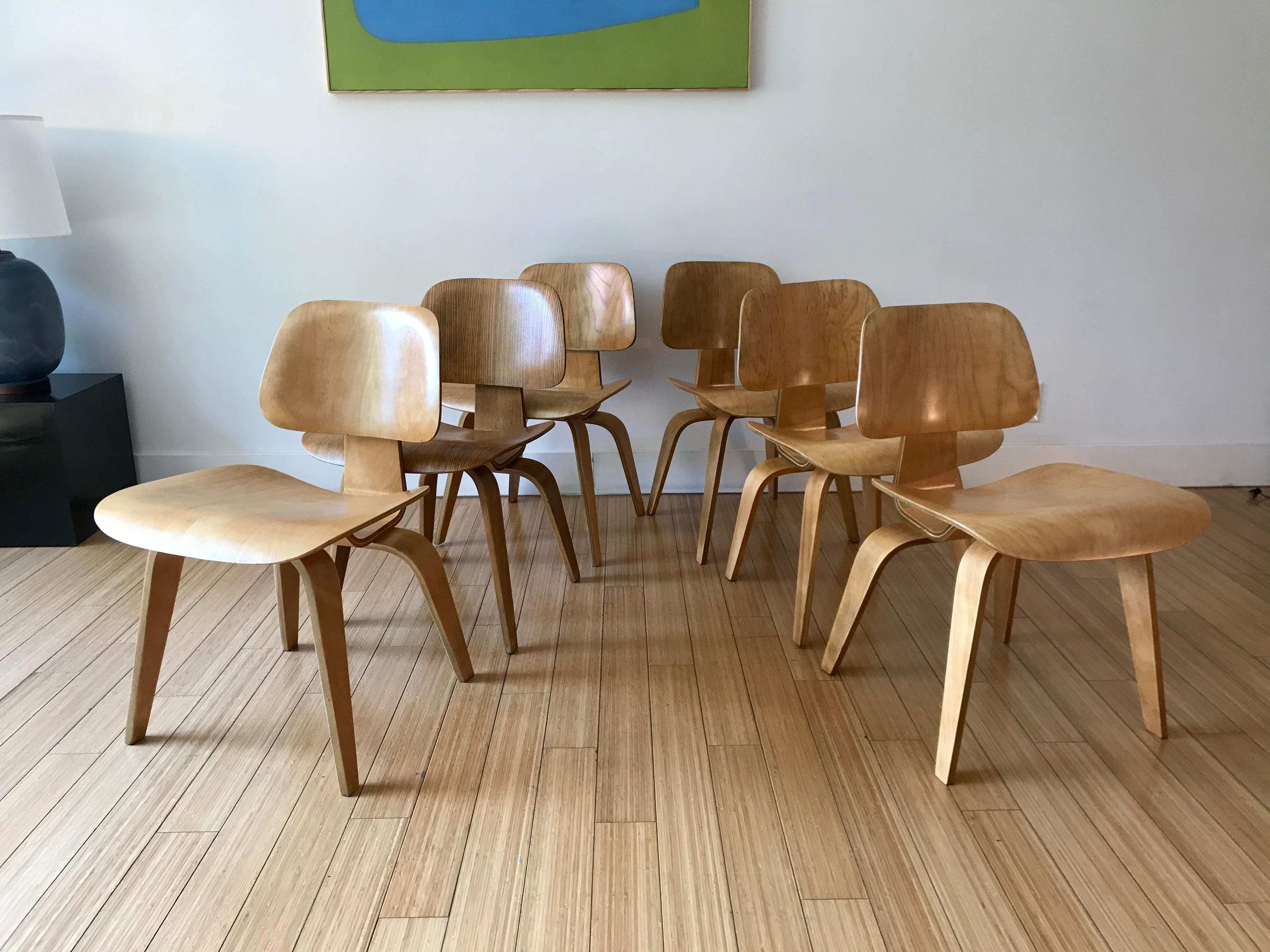 Esszimmerstühle aus Sperrholz Charles + Ray Eames (amerikanisch) im Angebot