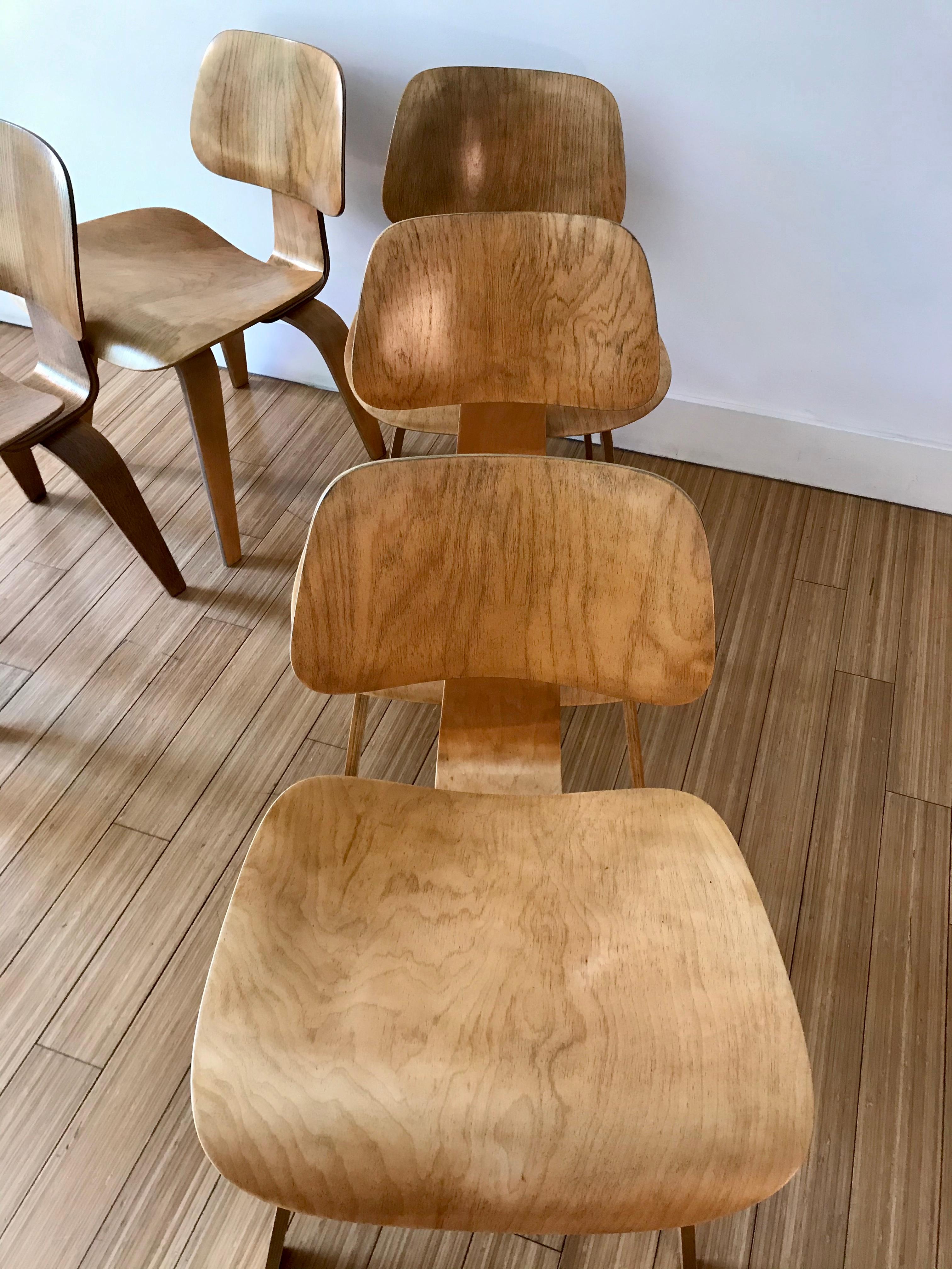 Esszimmerstühle aus Sperrholz Charles + Ray Eames im Zustand „Gut“ im Angebot in Los Angeles, CA