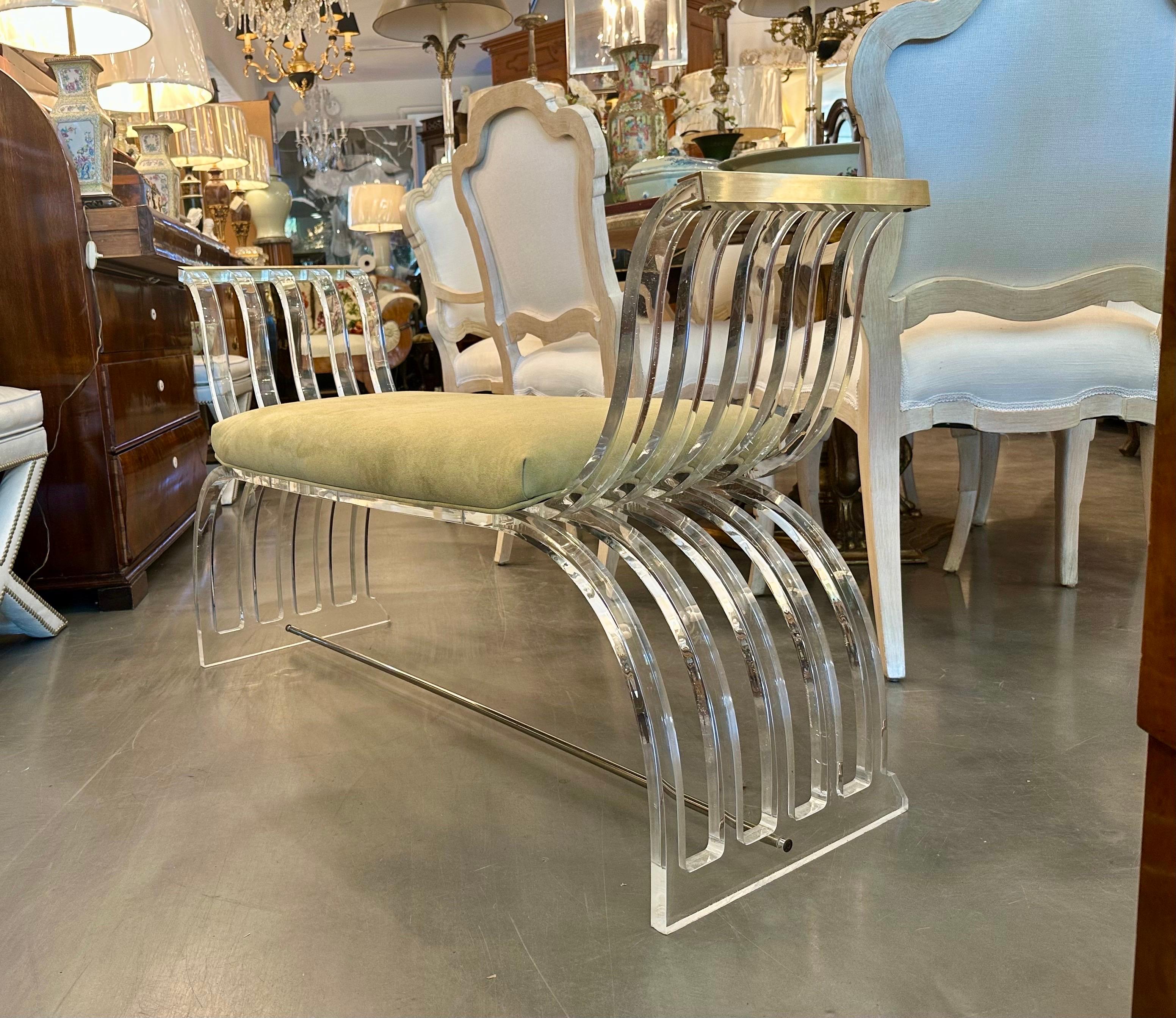 Designed by renowned American furniture designer Charles Hollis Jones for Hill Manufacturing Corp, this Lucite vanity bench is a true work of art, showcasing his exceptional craftsmanship and attention to detail. This bench has five curved Lucite