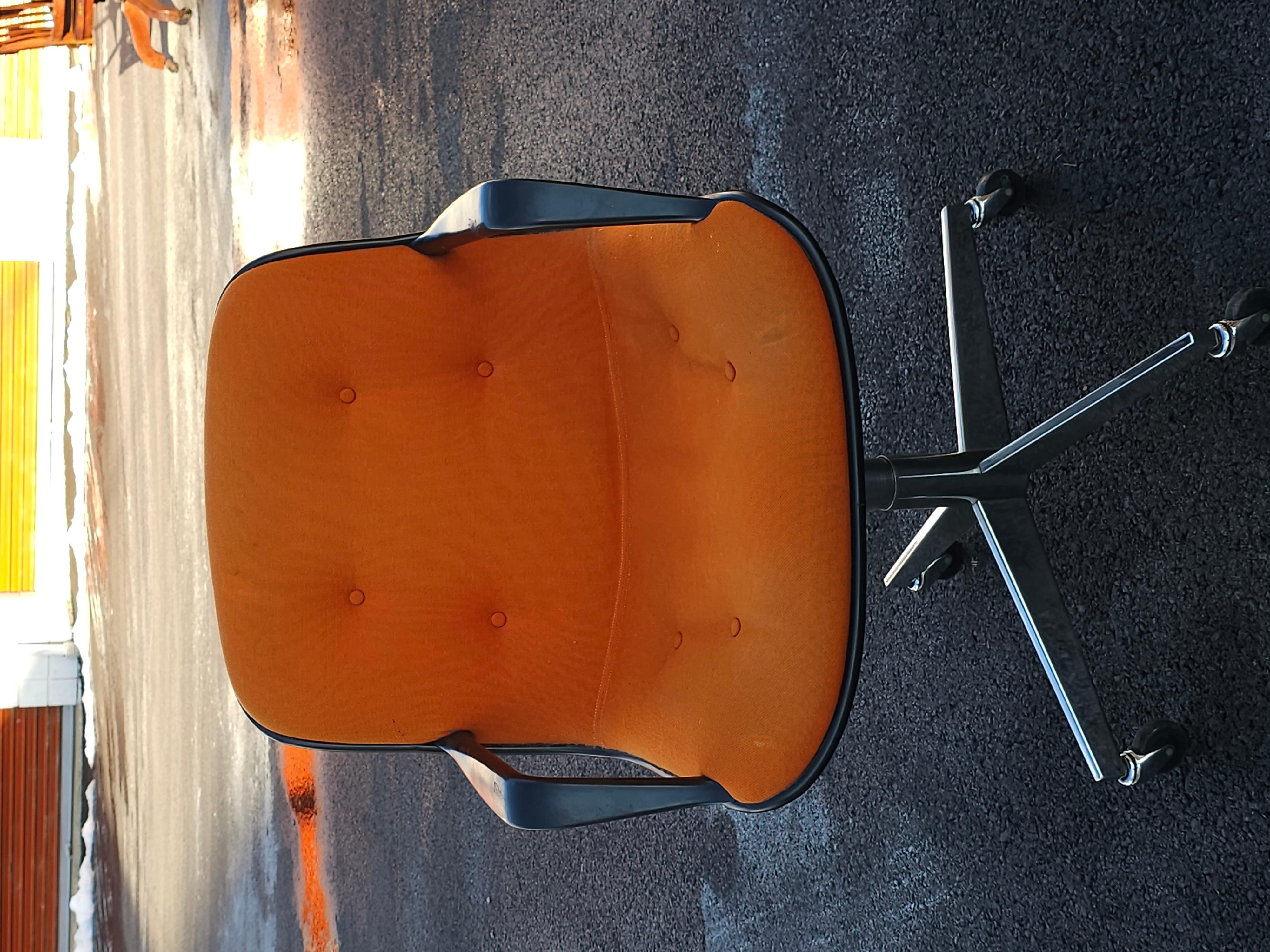 Mid Century Charles Pollock Style Steelcase Rolling Office Chair im Angebot 1