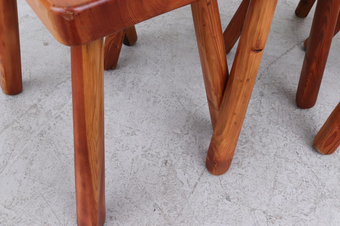 Tabourets en pin italien du milieu du siècle inspirés par Charlotte Perriand avec pieds arrondis en vente 5