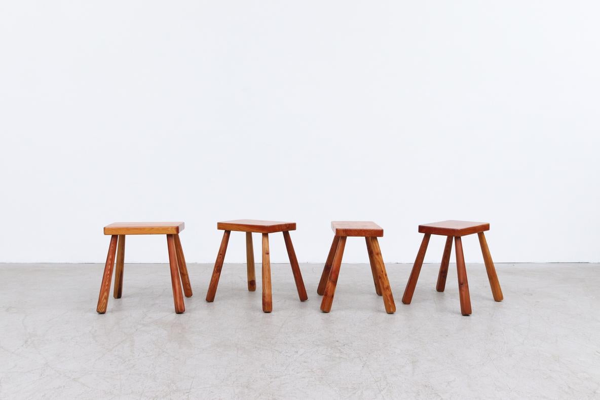 Tabourets en pin italien inspirés par Charlotte Perriand. En bon état d'origine avec une usure normale pour leur âge et leur utilisation. Vendu à l'unité. Le plateau mesure 15,375 x 9,75 x 1,5.