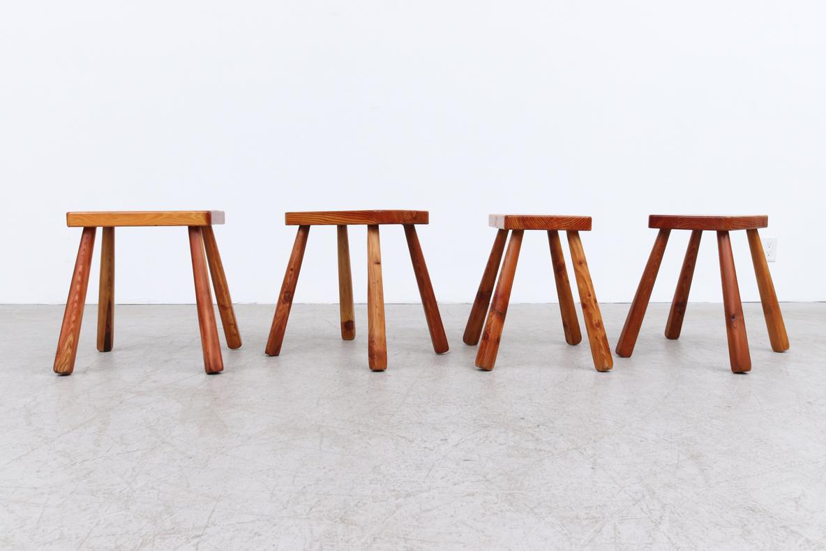 Mid-Century Modern Tabourets en pin italien du milieu du siècle inspirés par Charlotte Perriand avec pieds arrondis en vente