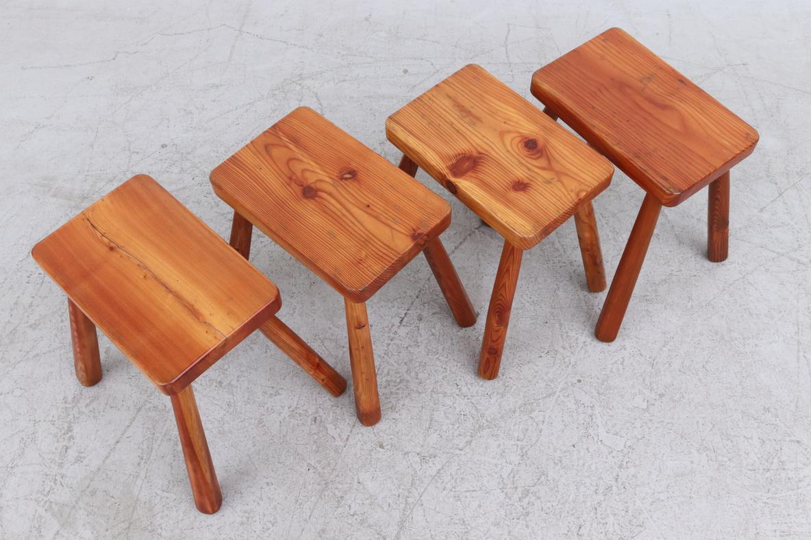 Tabourets en pin italien du milieu du siècle inspirés par Charlotte Perriand avec pieds arrondis Bon état - En vente à Los Angeles, CA