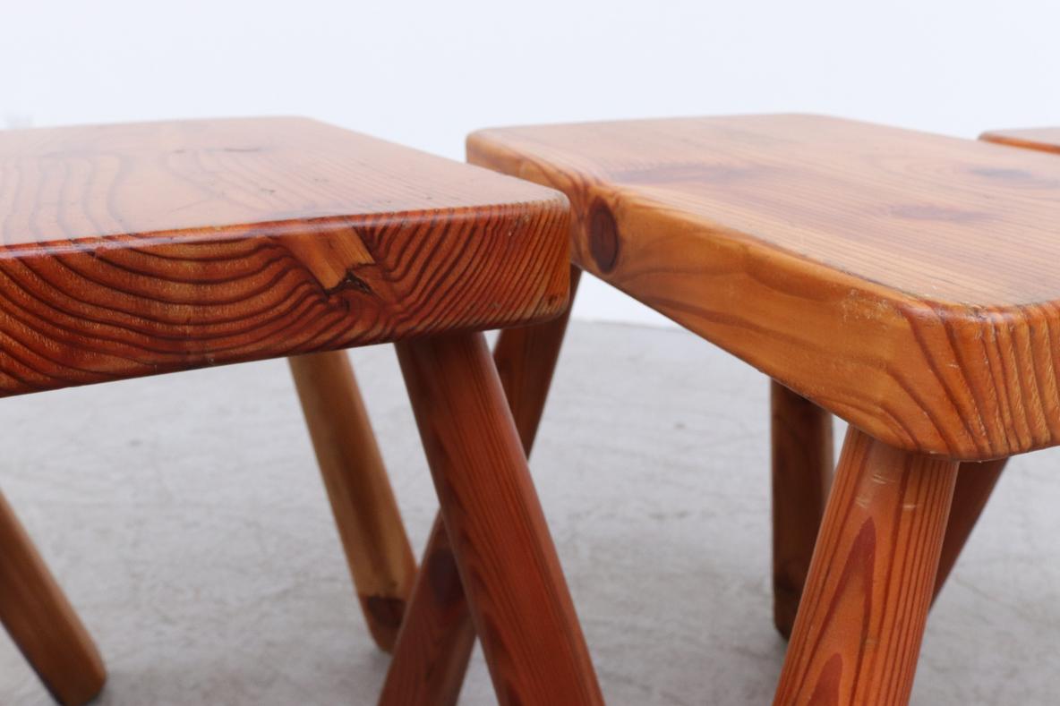 Tabourets en pin italien du milieu du siècle inspirés par Charlotte Perriand avec pieds arrondis en vente 1