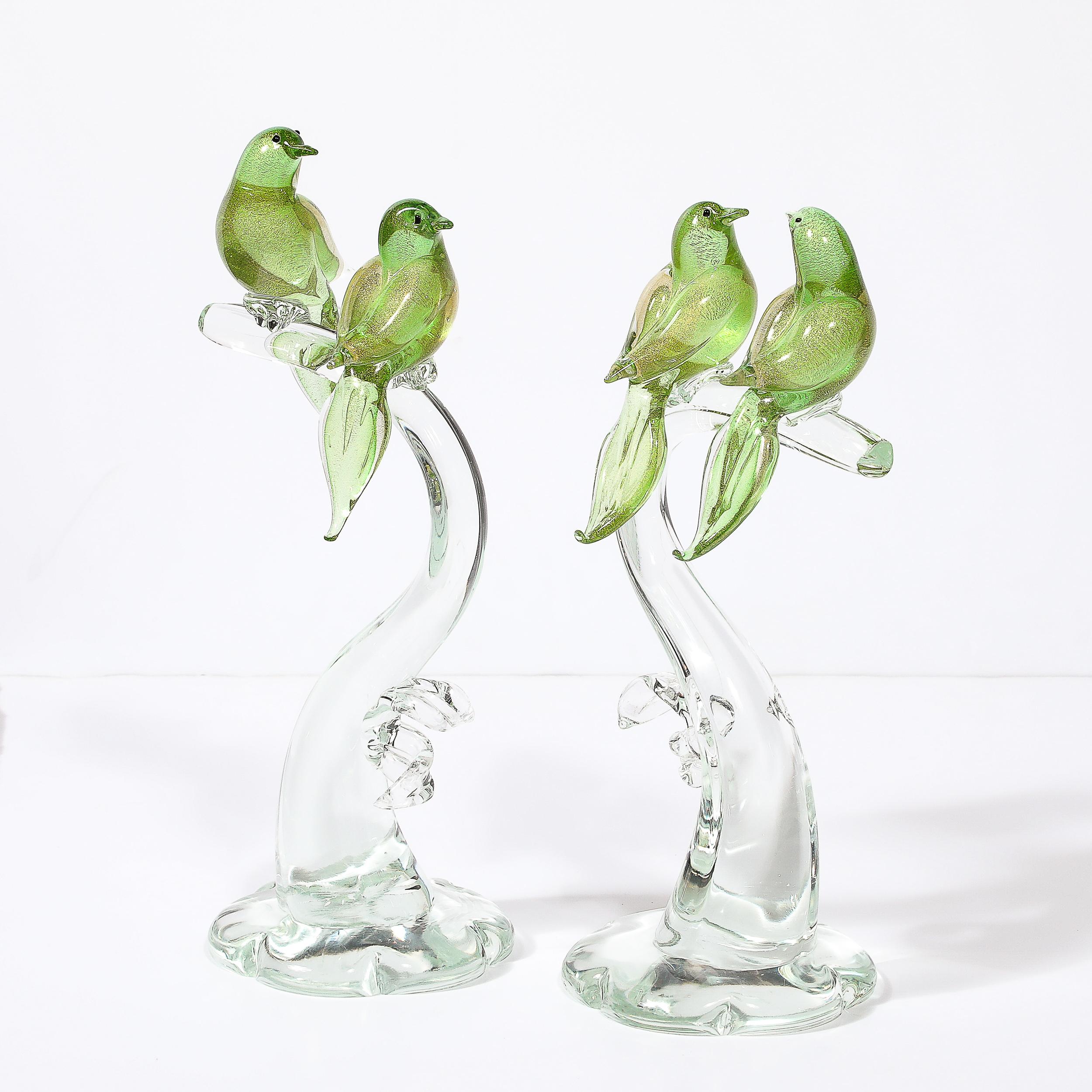 Questa giocosa e splendida coppia di sculture di uccelli in vetro di Murano soffiato a mano della metà del secolo, in vetro trasparente e color chartreuse con macchie d'oro 24 carati, proviene dall'Italia, circa dal 1960. Sono caratterizzate da una
