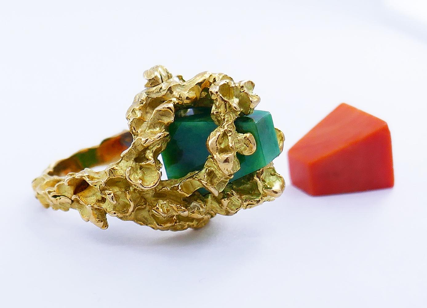 Women's Midcentury Chaumet Ring 18k Gold Coral Jade French Vintage Modernist For Sale
