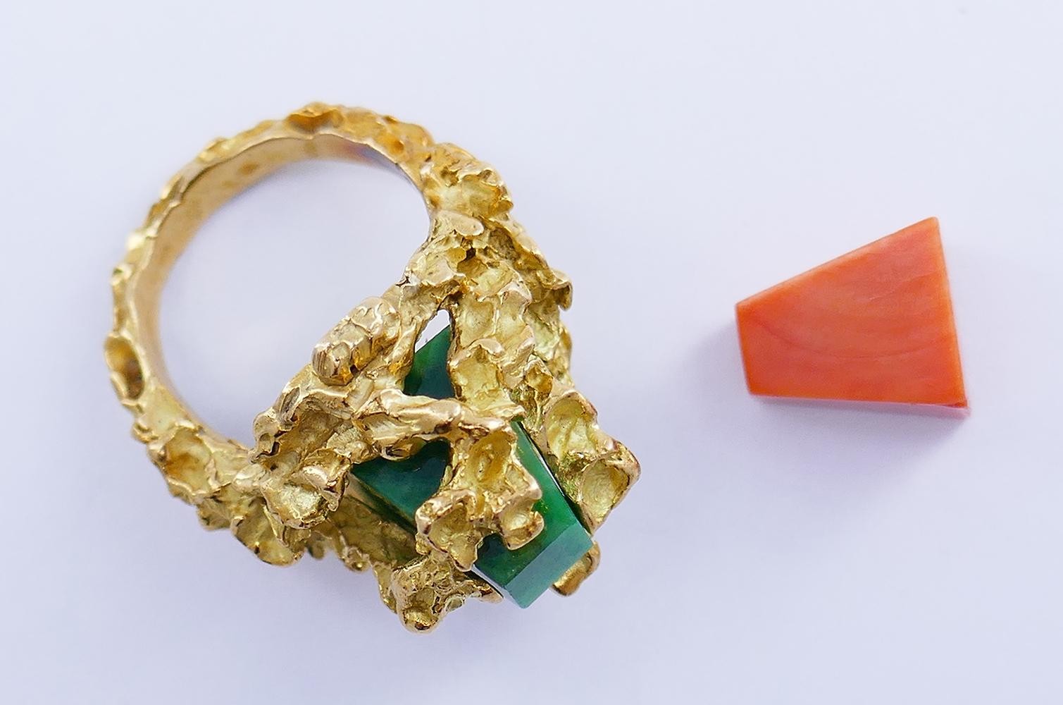 Bague Chaumet en or 18 carats, corail et jade, de style moderniste français du milieu du siècle dernier en vente 1