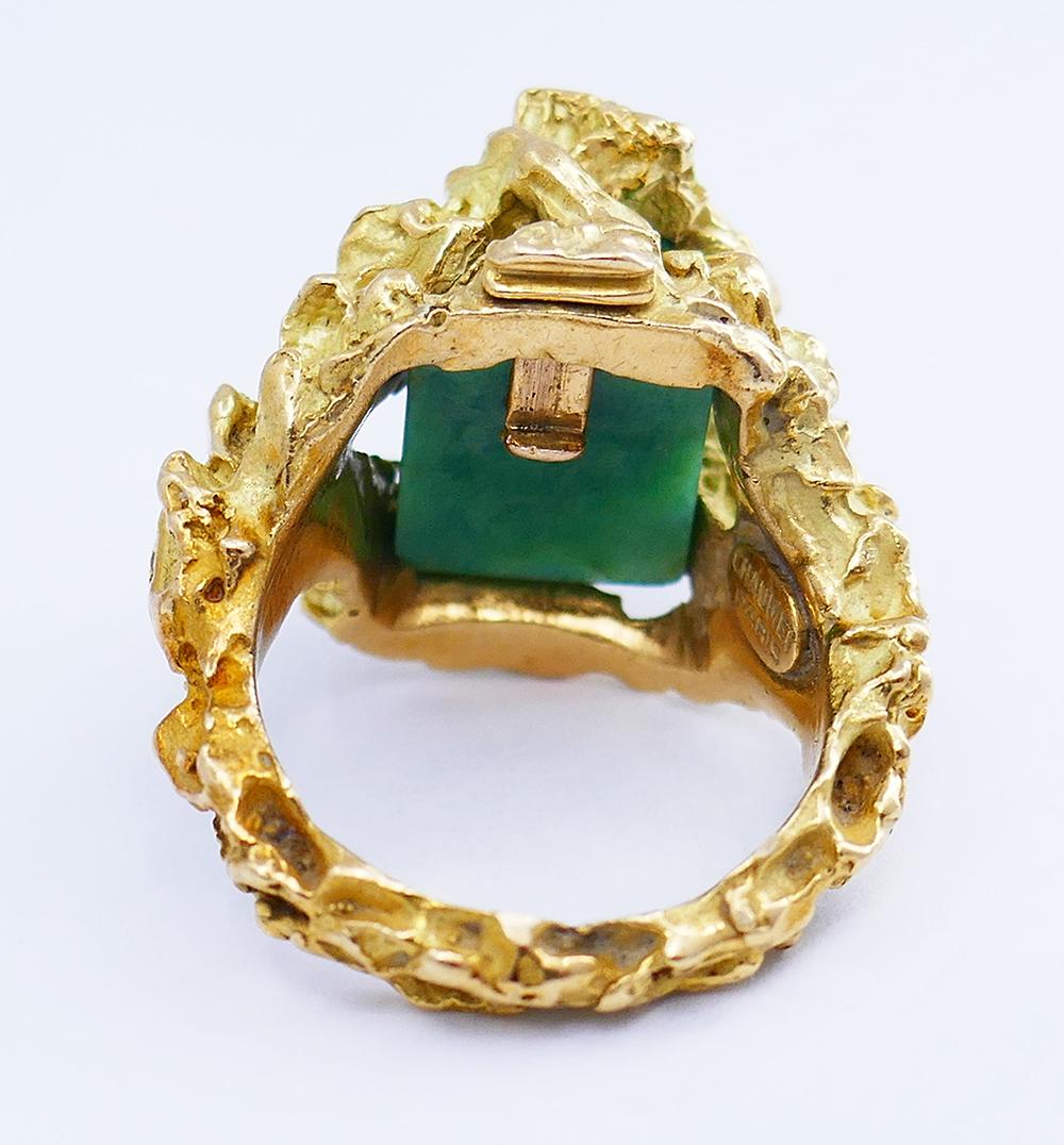 Bague Chaumet en or 18 carats, corail et jade, de style moderniste français du milieu du siècle dernier en vente 3