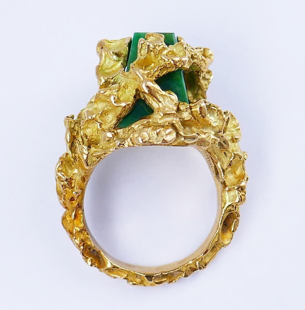 Bague Chaumet en or 18 carats, corail et jade, de style moderniste français du milieu du siècle dernier en vente 4