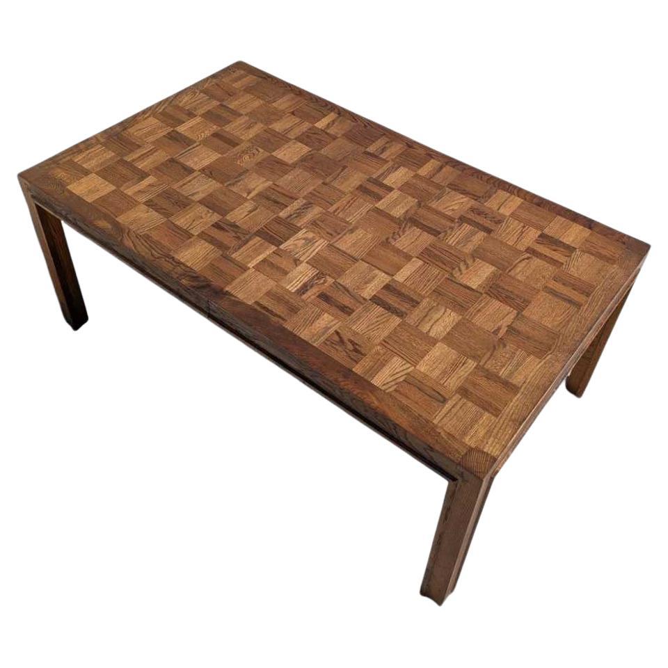 Un caratteristico tavolo da pranzo rettangolare nella tradizione del design moderno del Mid Century, realizzato in legno e con un piano impiallacciato a scacchi dalle linee pulite e contemporanee. Questo pezzo unisce un design senza tempo alla