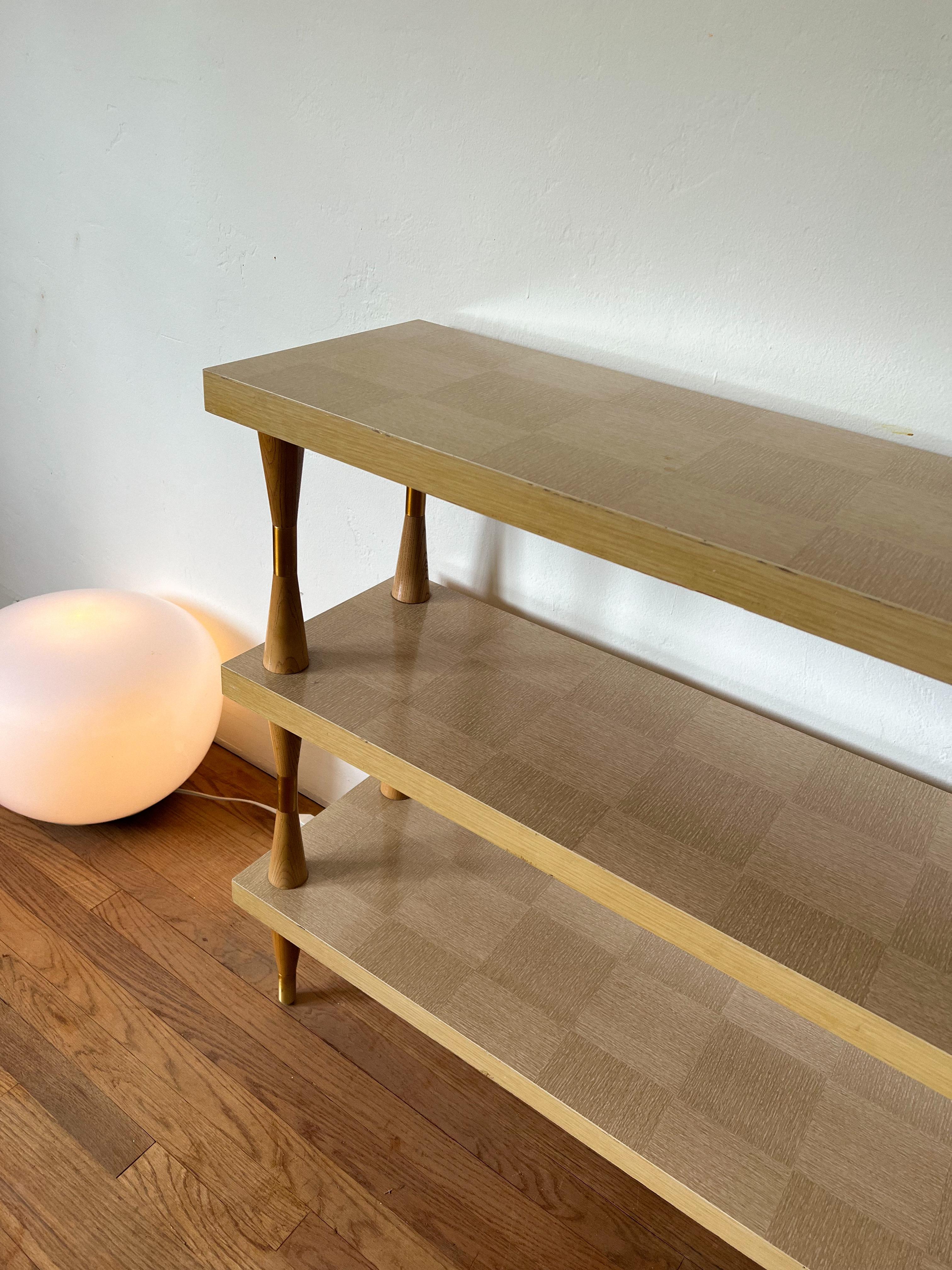Mid-Century moderno Scaffale in Wood Wood a scacchi di metà secolo con gambe a fuso, anni '60-'70 in vendita