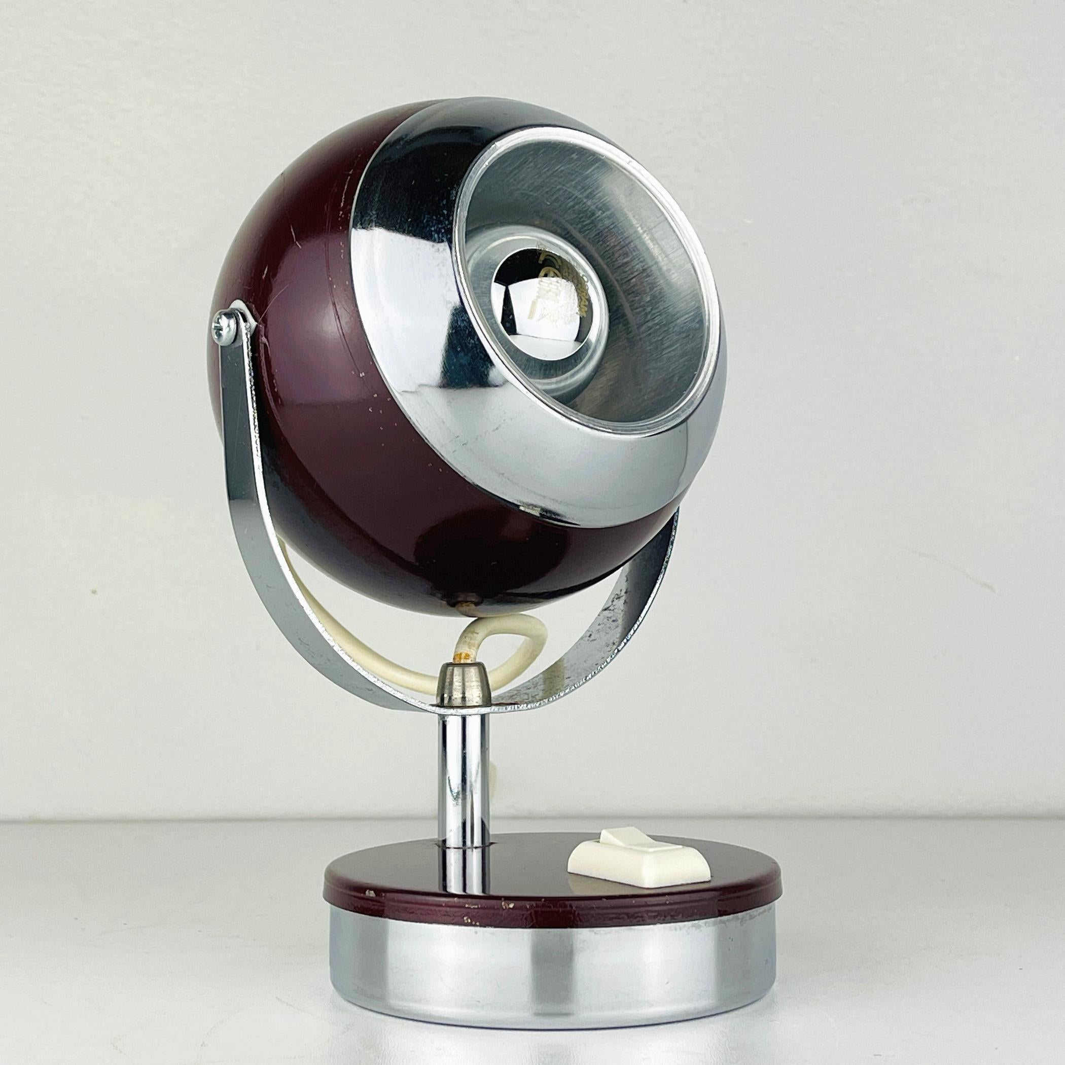 La lampe de bureau vintage Eyeball fabriquée en Italie dans les années 60. Cette lampe de table est entièrement en métal. L'abat-jour tourne dans tous les sens.
Nécessite une lampe standard Edison E27 à vis. Prise européenne, longueur du câble 180