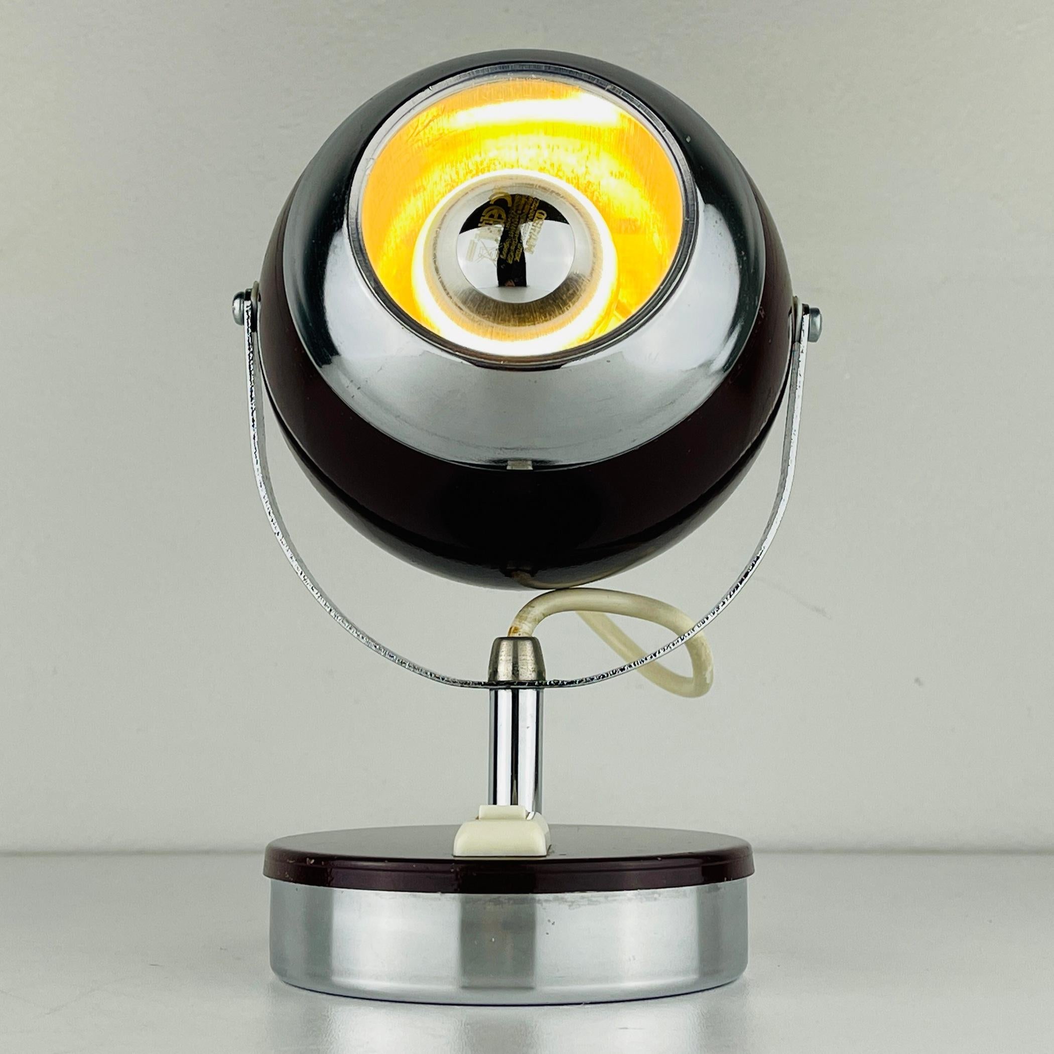 Mid-century Kirsche Schreibtischlampe Eyeball Italien 60s im Zustand „Gut“ im Angebot in Miklavž Pri Taboru, SI