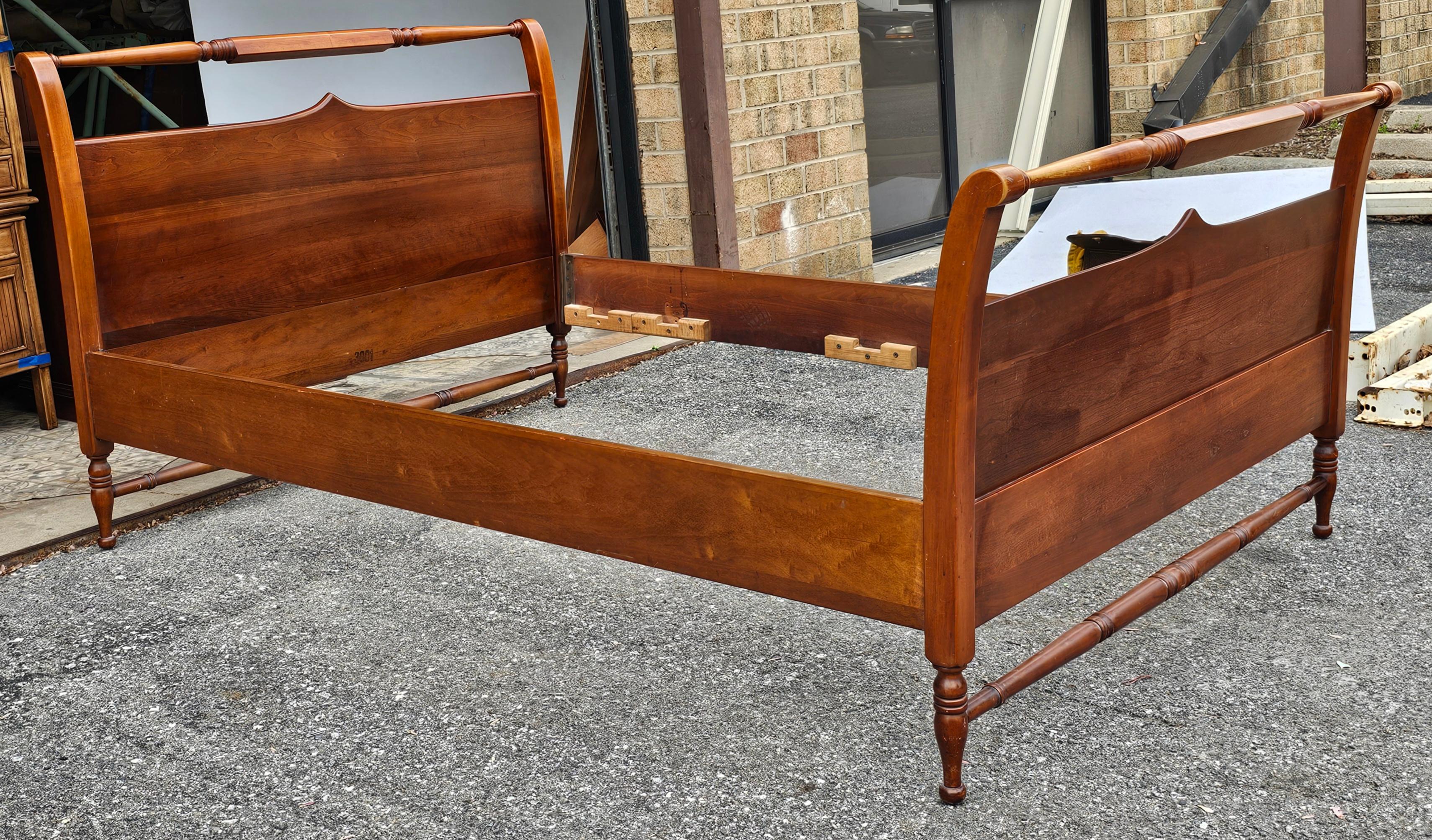 Pour votre considération est ce Mid-Century Cherry Full Size Bedstead dans un grand état vintage.
Mesure 57