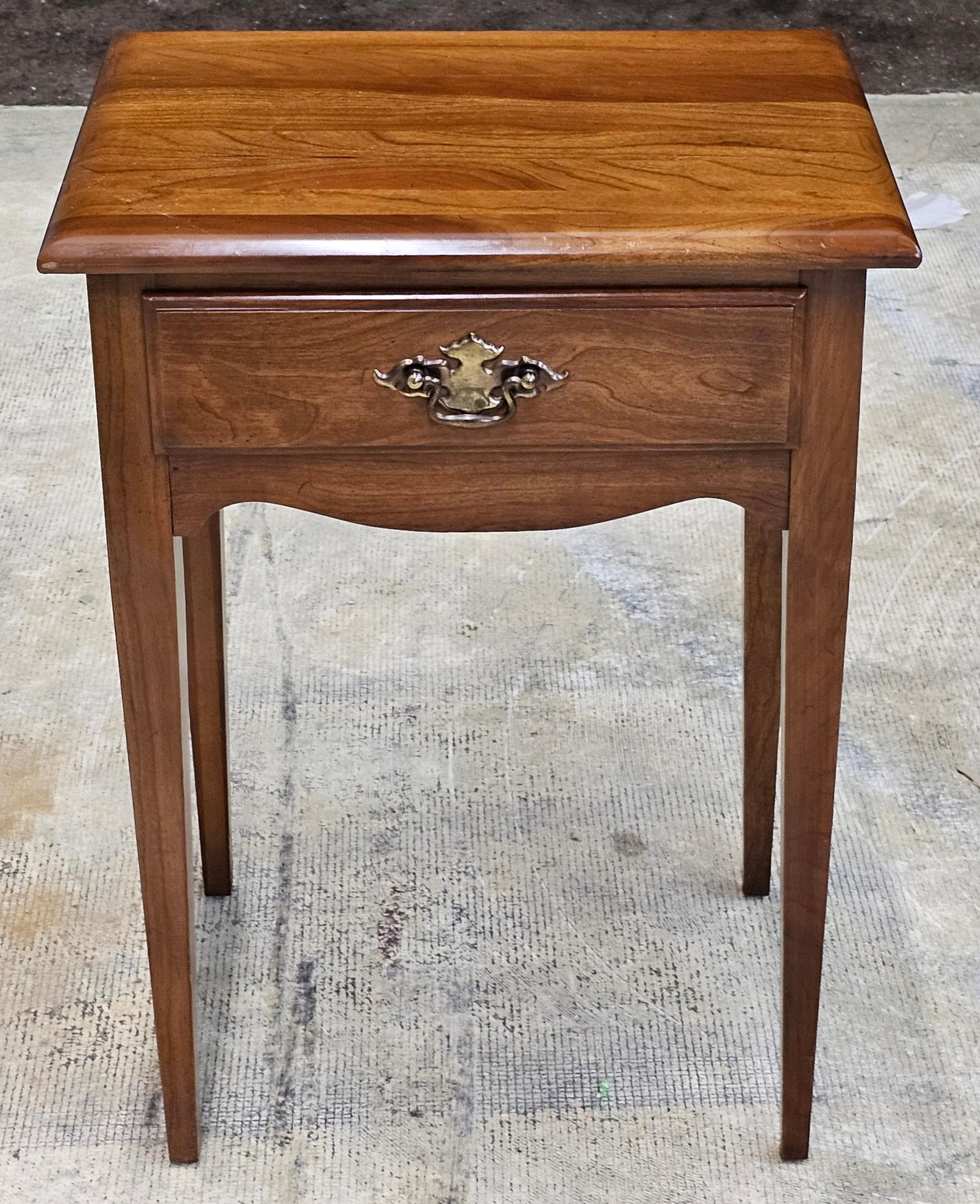 Table d'appoint à un tiroir en cerisier du milieu du siècle. 
Mesure 19
