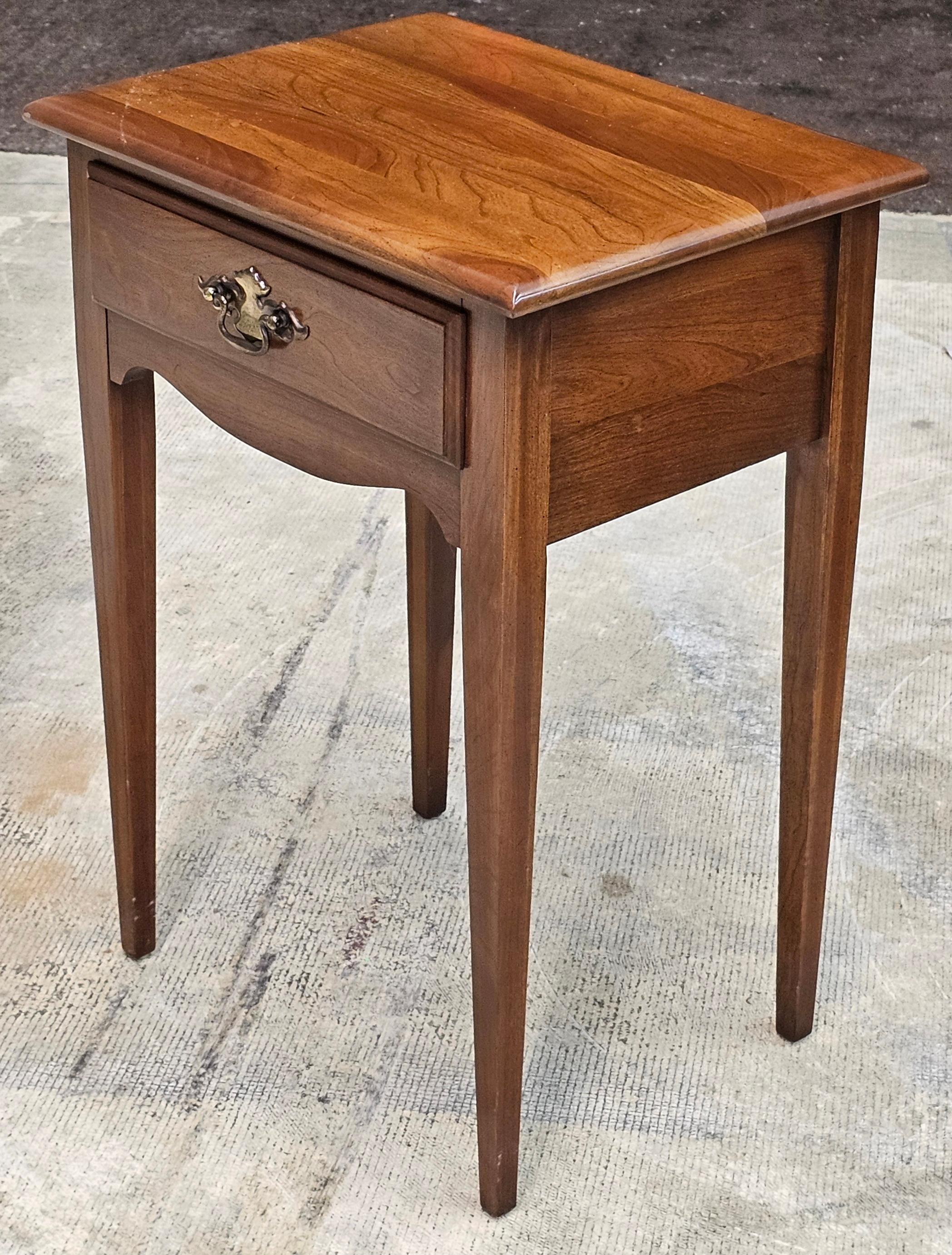 Chippendale Table d'appoint à un tiroir en cerisier du milieu du siècle en vente