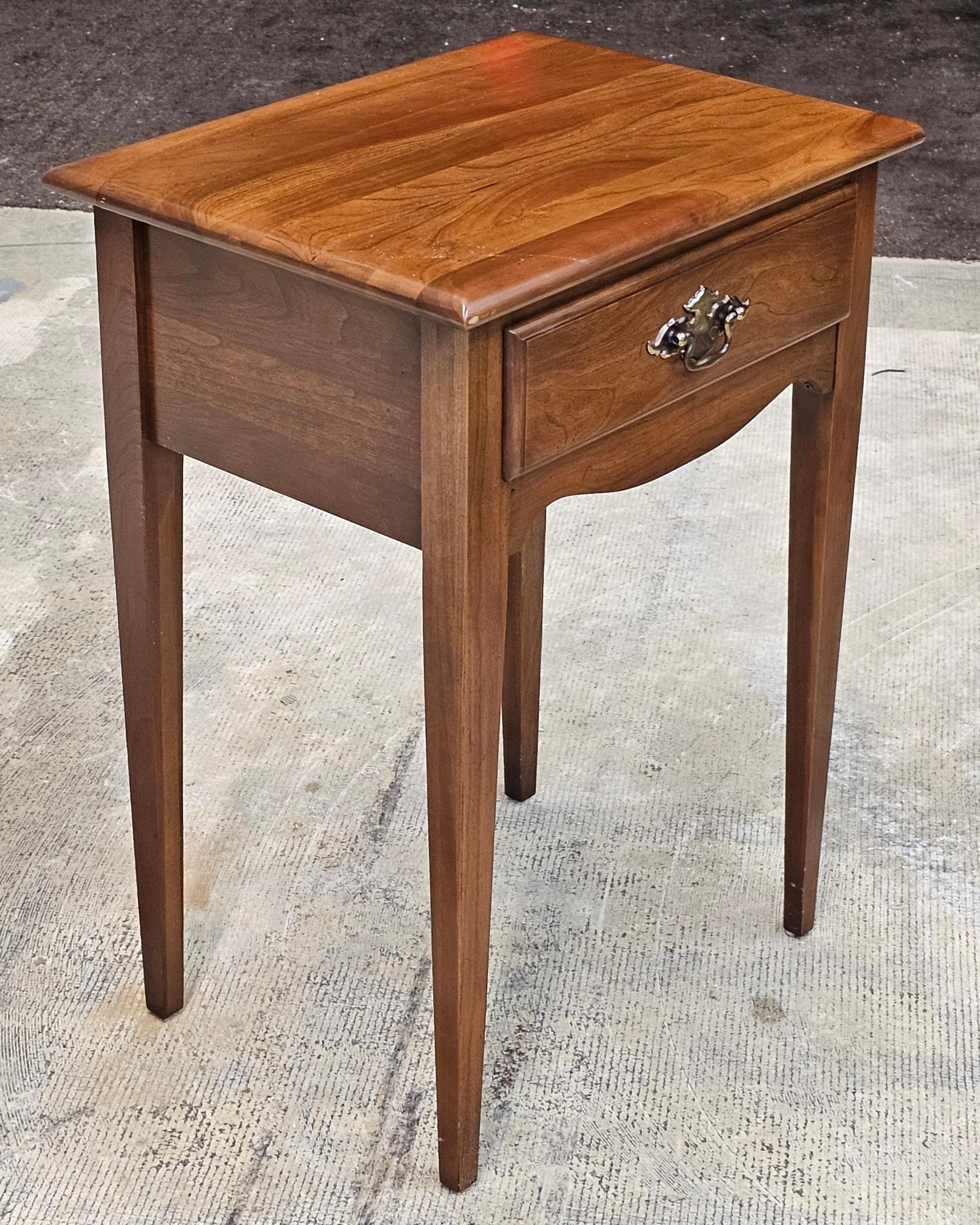 Américain Table d'appoint à un tiroir en cerisier du milieu du siècle en vente