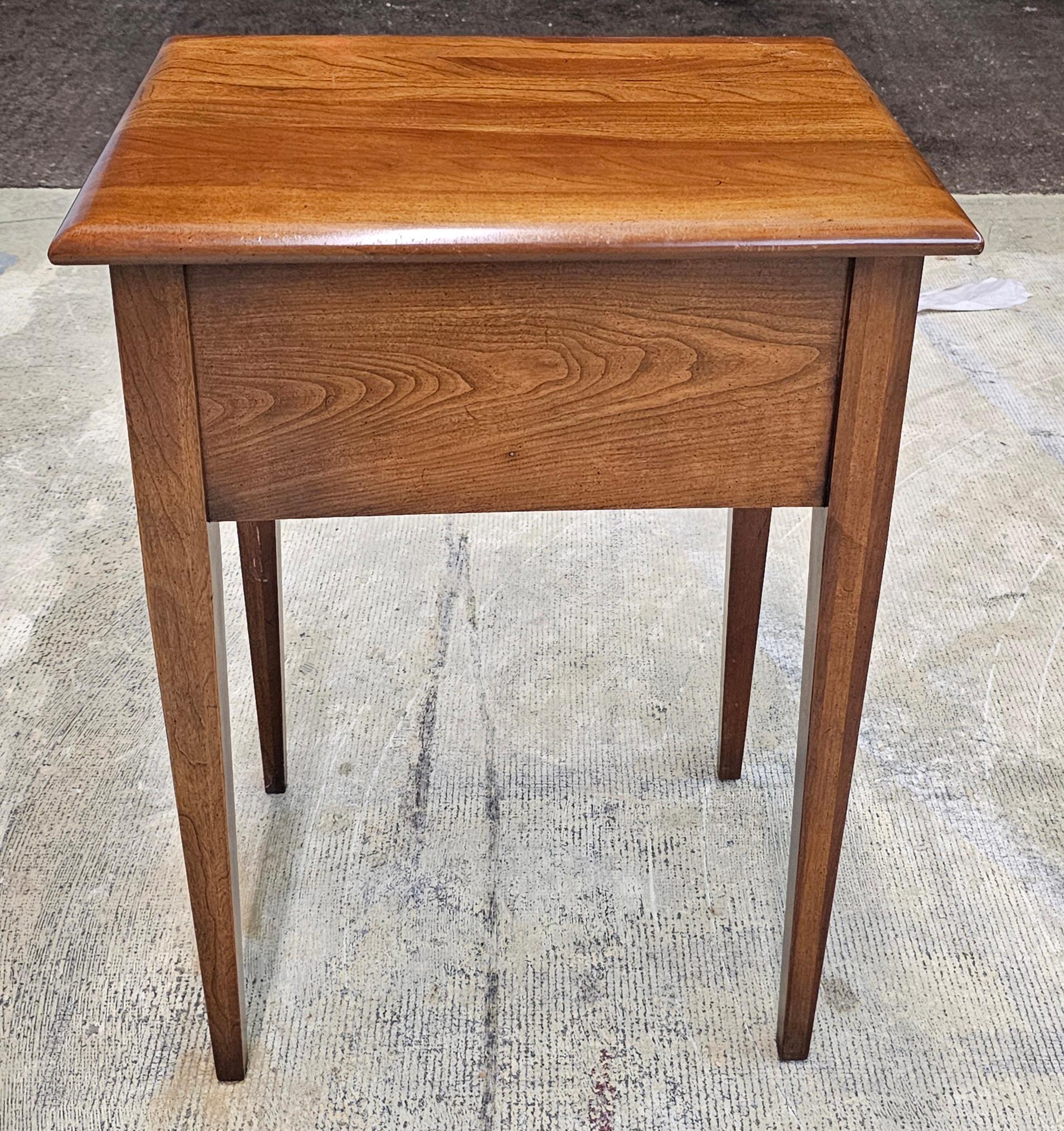 Table d'appoint à un tiroir en cerisier du milieu du siècle Bon état - En vente à Germantown, MD