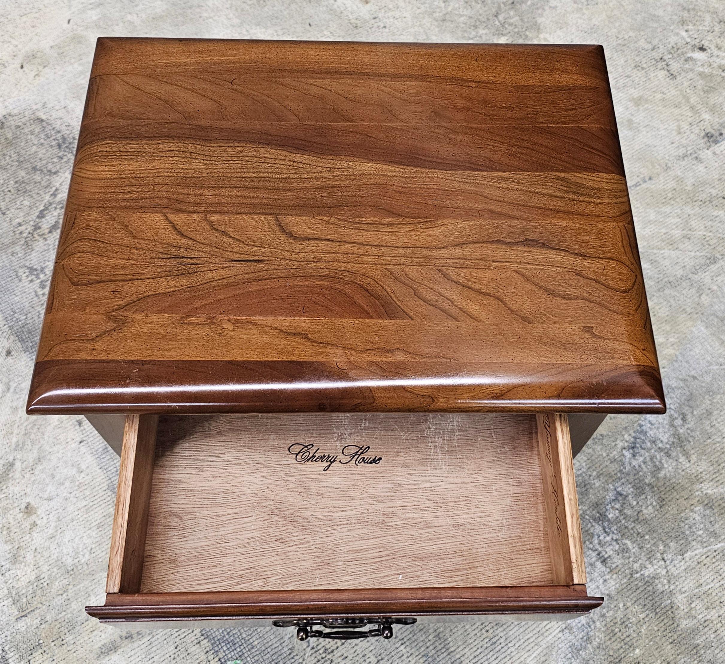 20ième siècle Table d'appoint à un tiroir en cerisier du milieu du siècle en vente