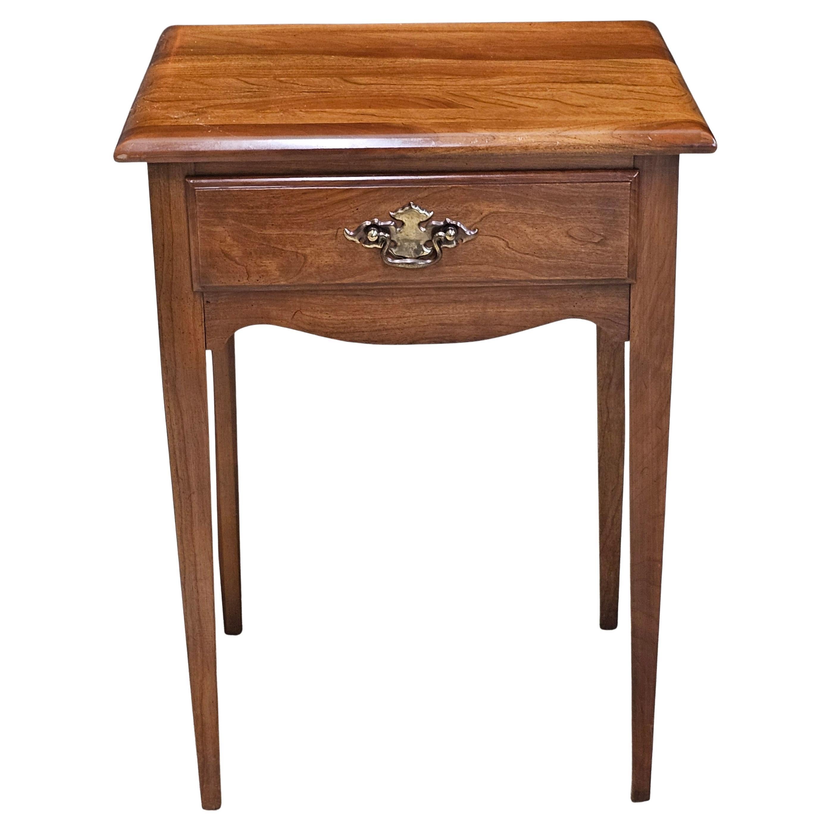 Mid Century Cherry House Beistelltisch mit einer Schublade