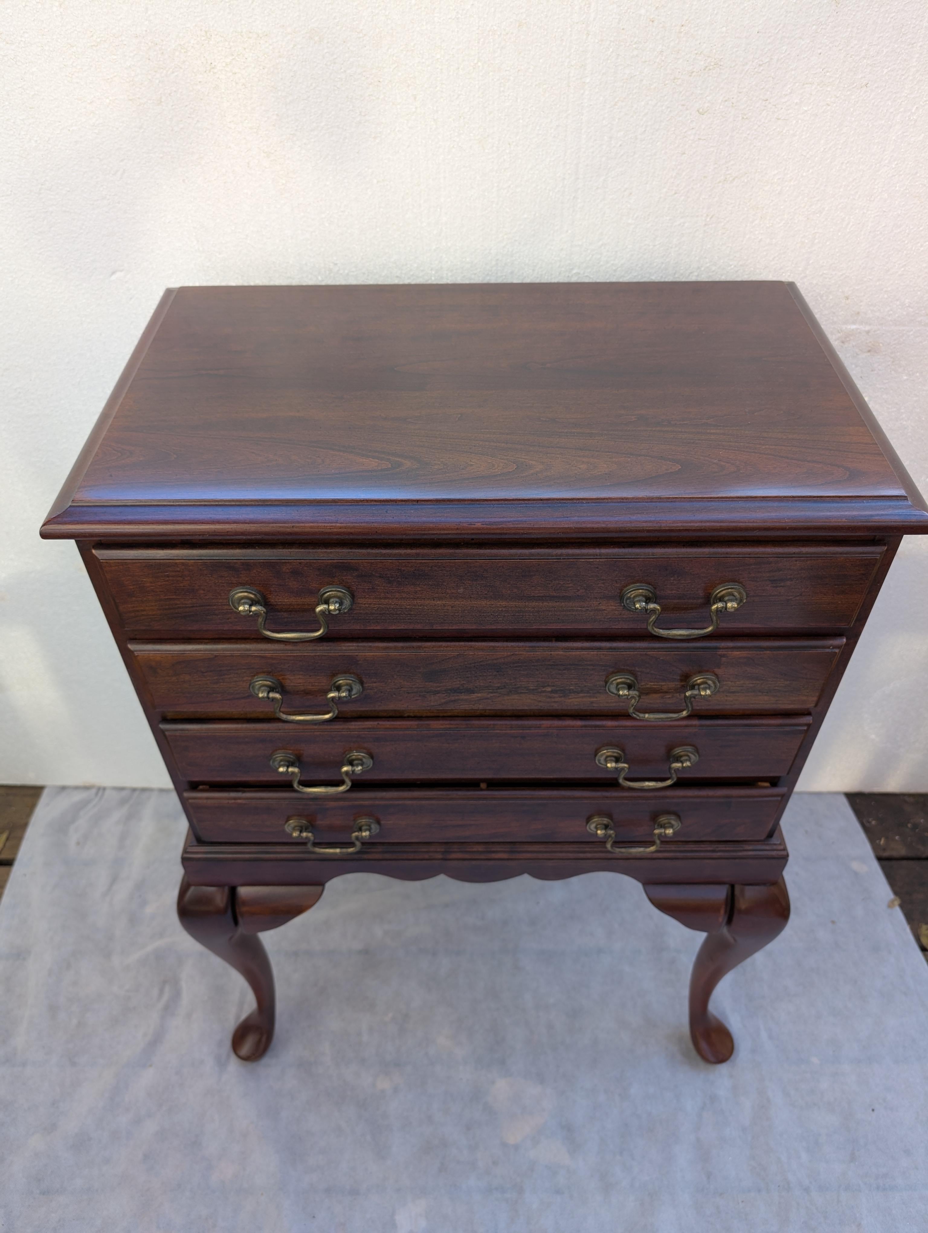 Cassettiera per argenteria in stile Queen Anne in legno di ciliegio della metà del secolo scorso in vendita 4