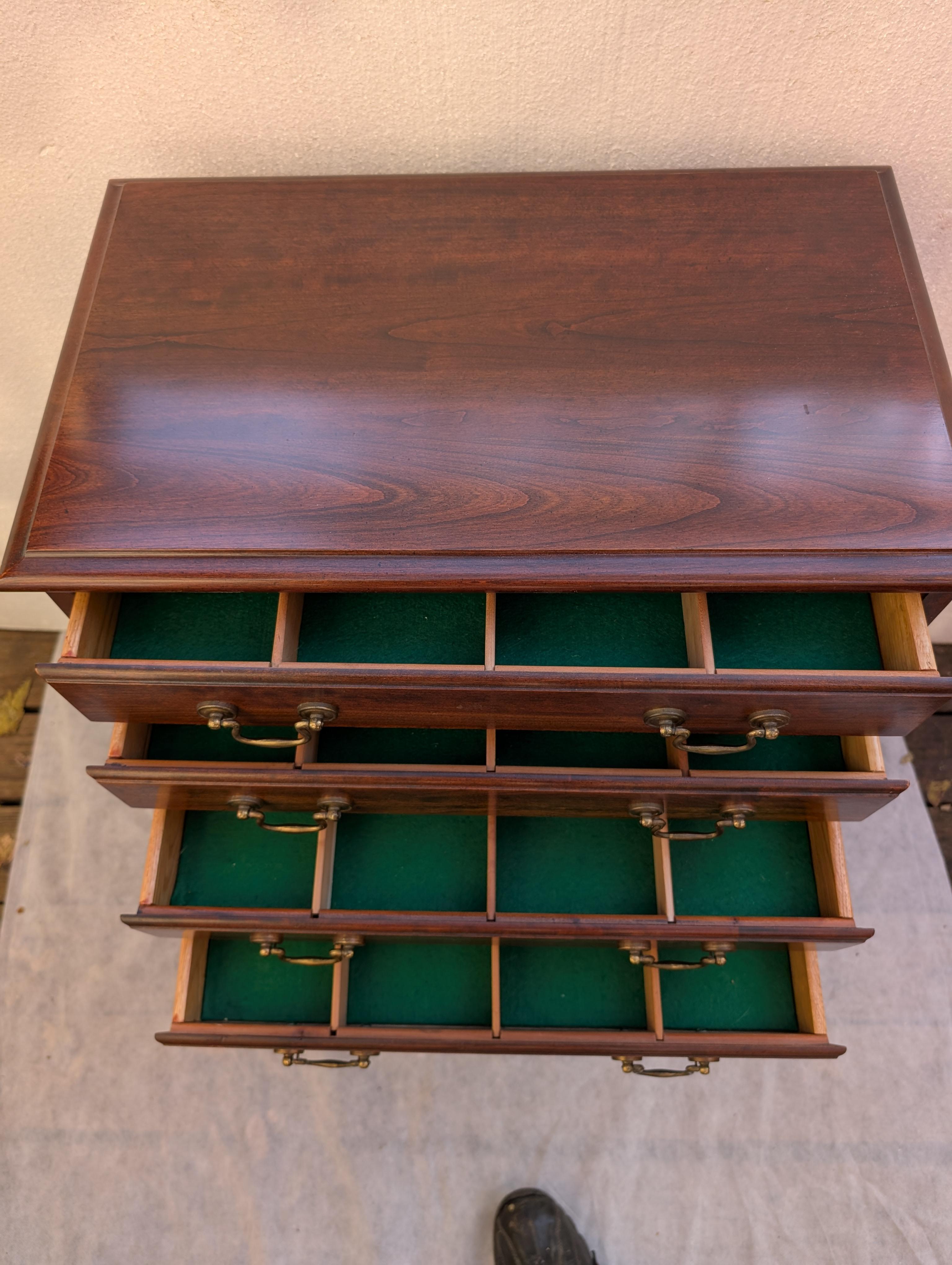 Cassettiera per argenteria in stile Queen Anne in legno di ciliegio della metà del secolo scorso in vendita 5