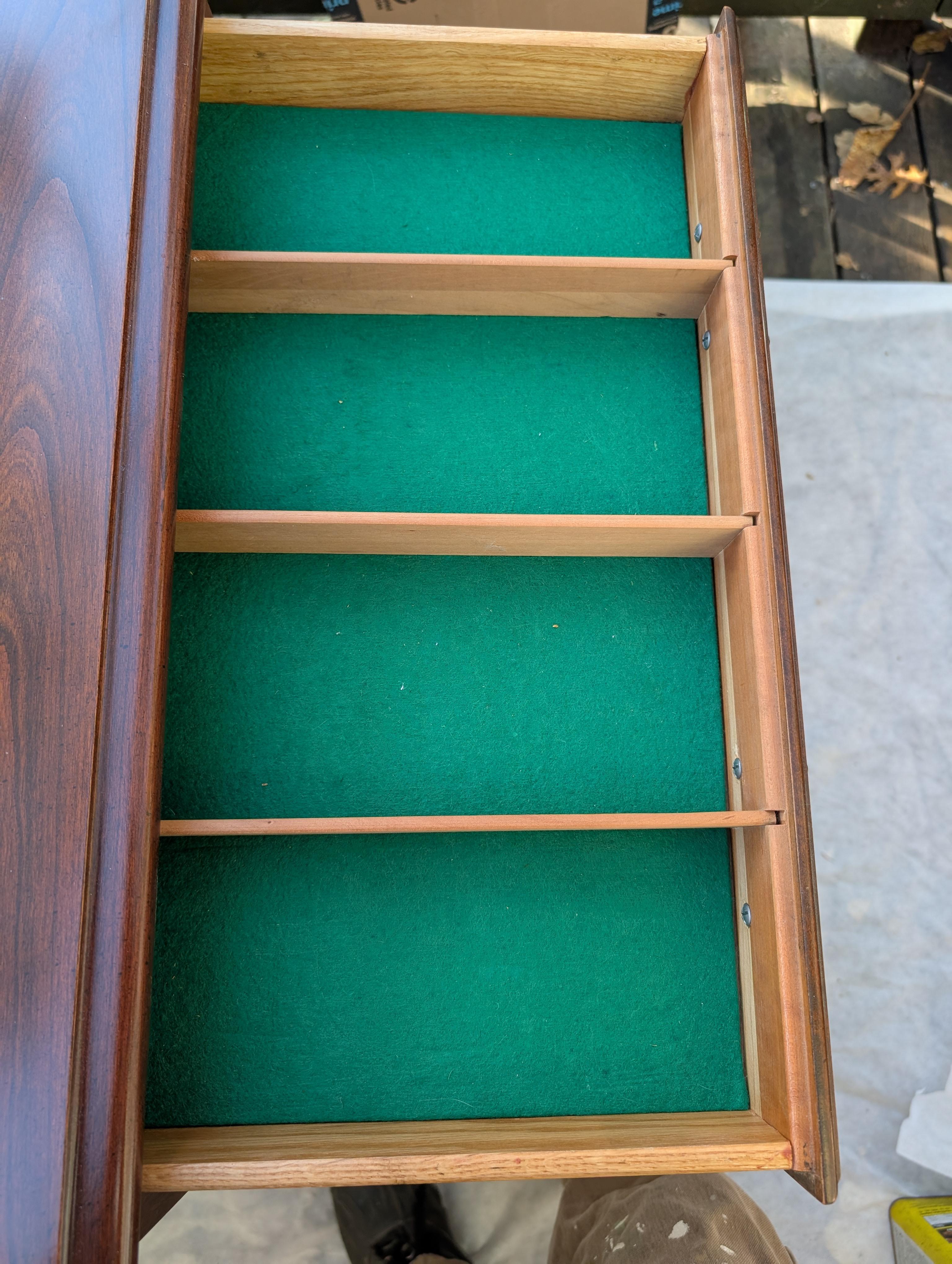 Cassettiera per argenteria in stile Queen Anne in legno di ciliegio della metà del secolo scorso in vendita 6