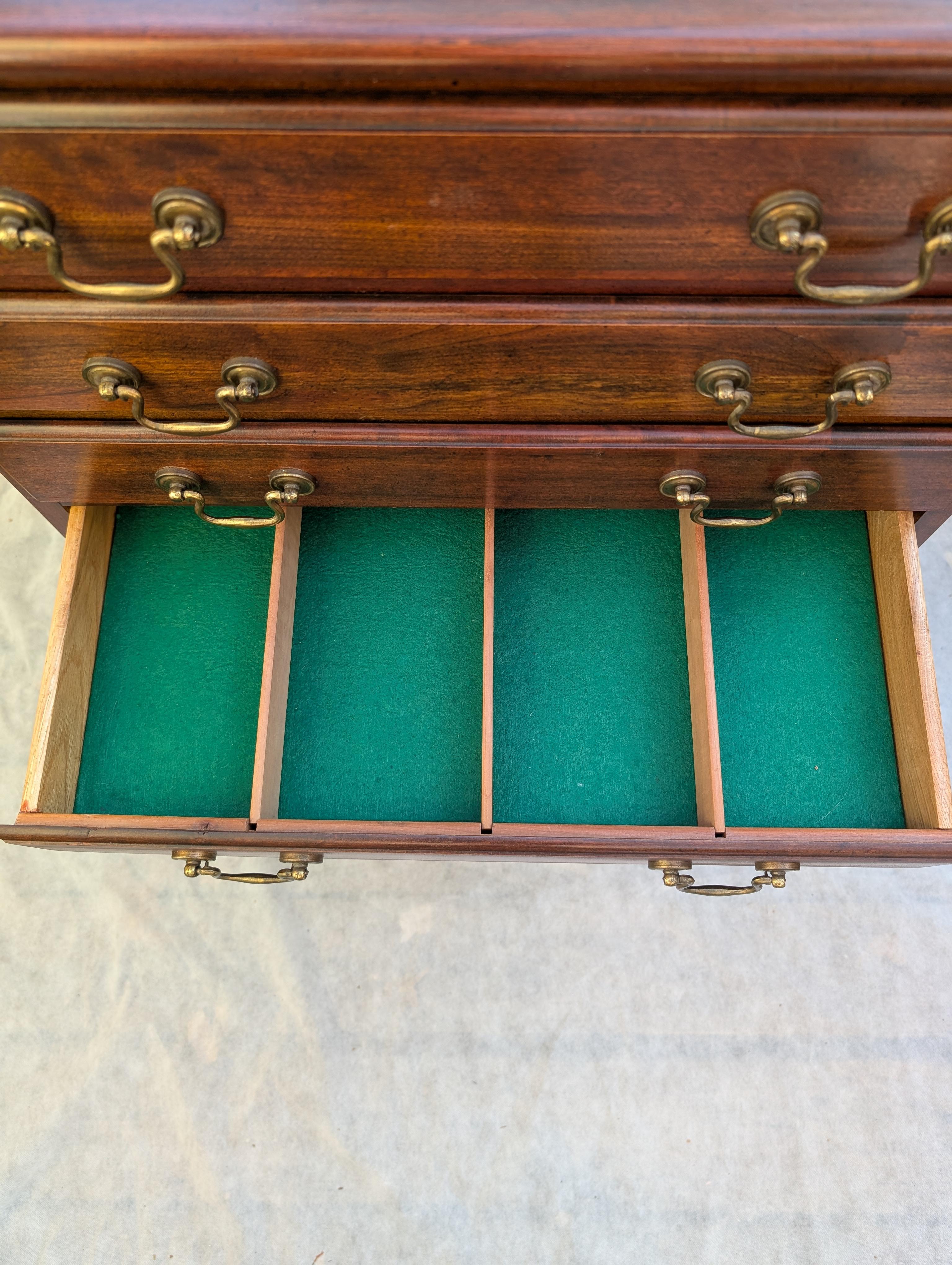 Cassettiera per argenteria in stile Queen Anne in legno di ciliegio della metà del secolo scorso in vendita 7