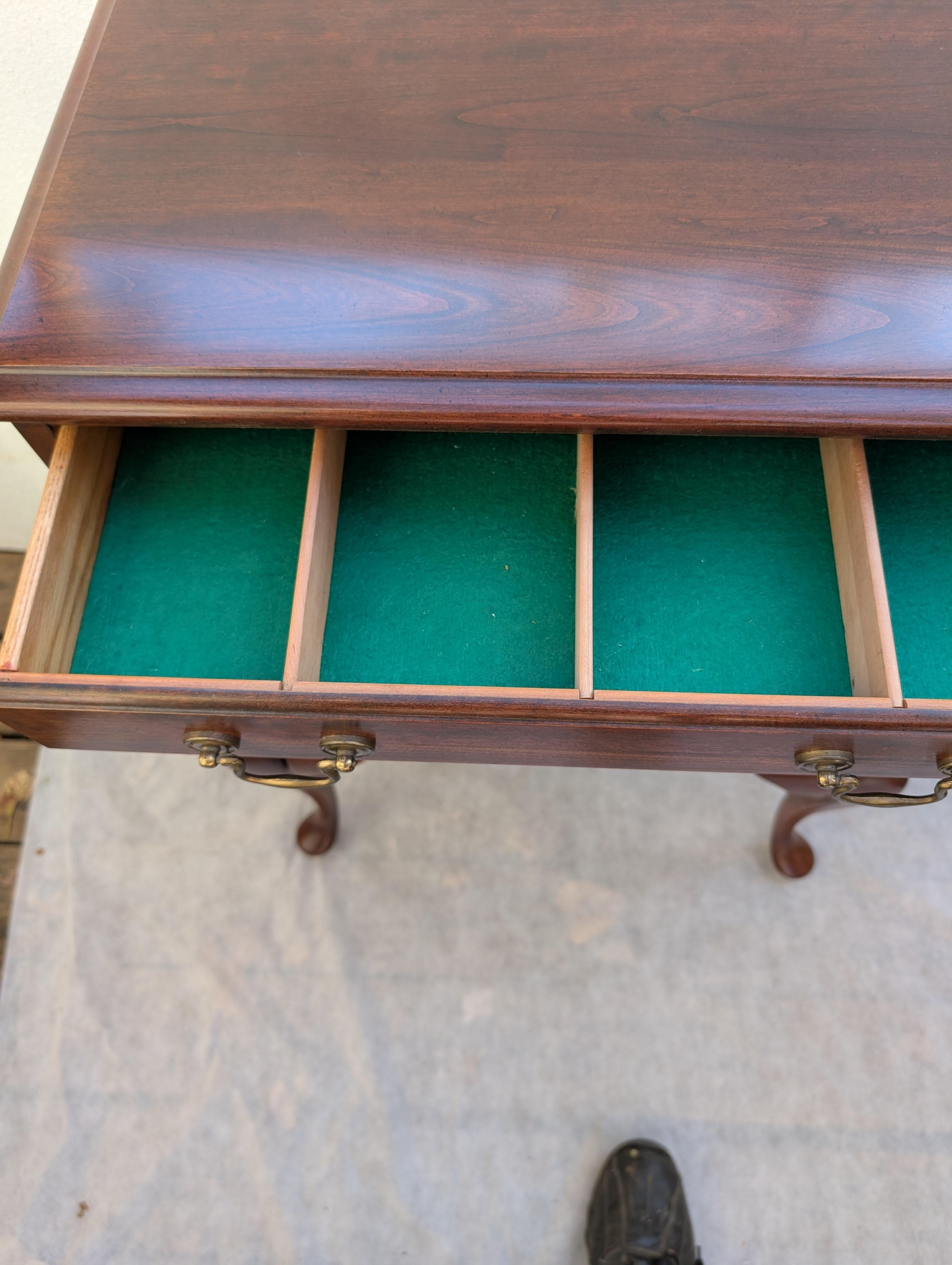 Cassettiera per argenteria in stile Queen Anne in legno di ciliegio della metà del secolo scorso in vendita 8