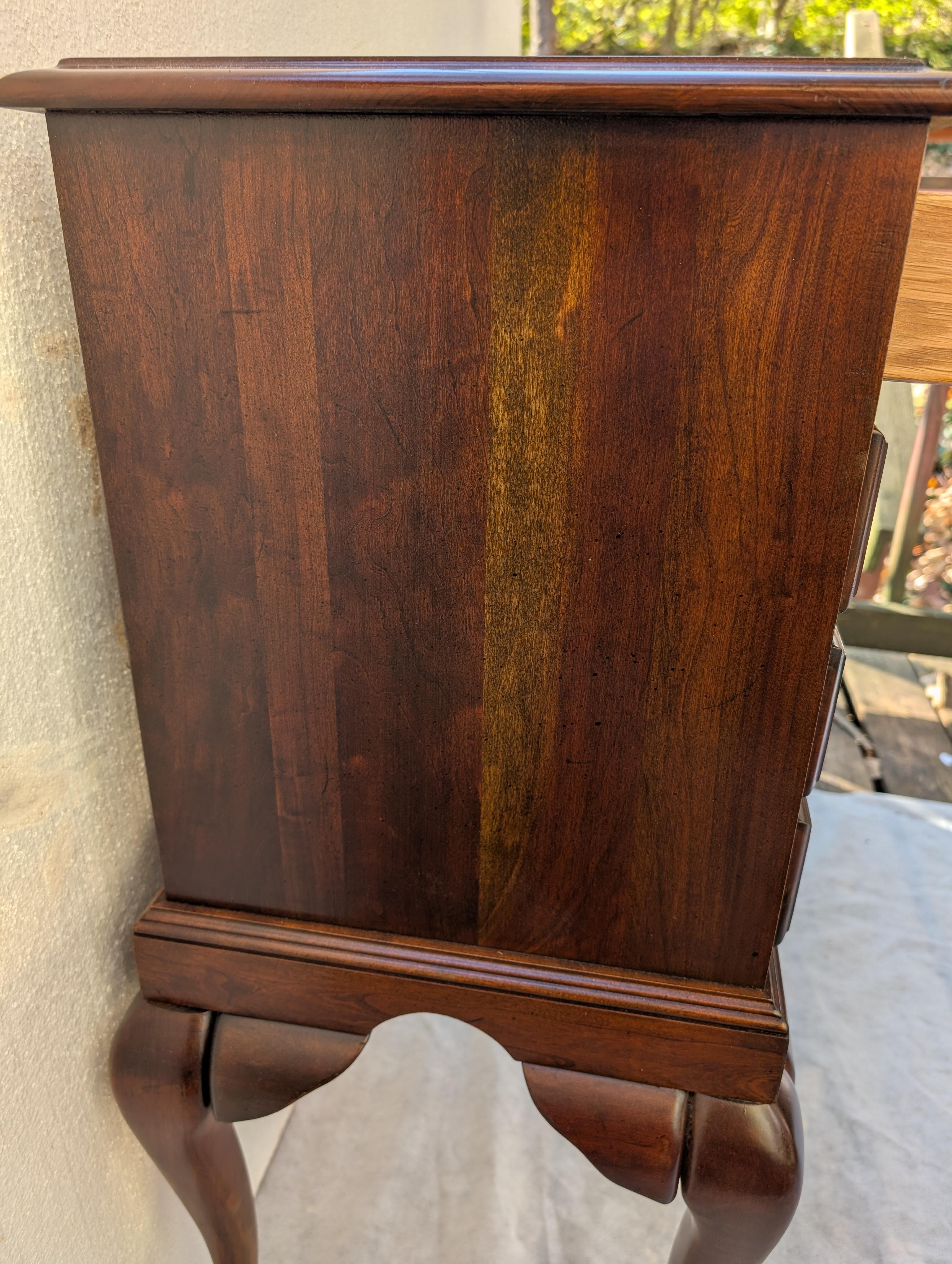 Cassettiera per argenteria in stile Queen Anne in legno di ciliegio della metà del secolo scorso in vendita 9