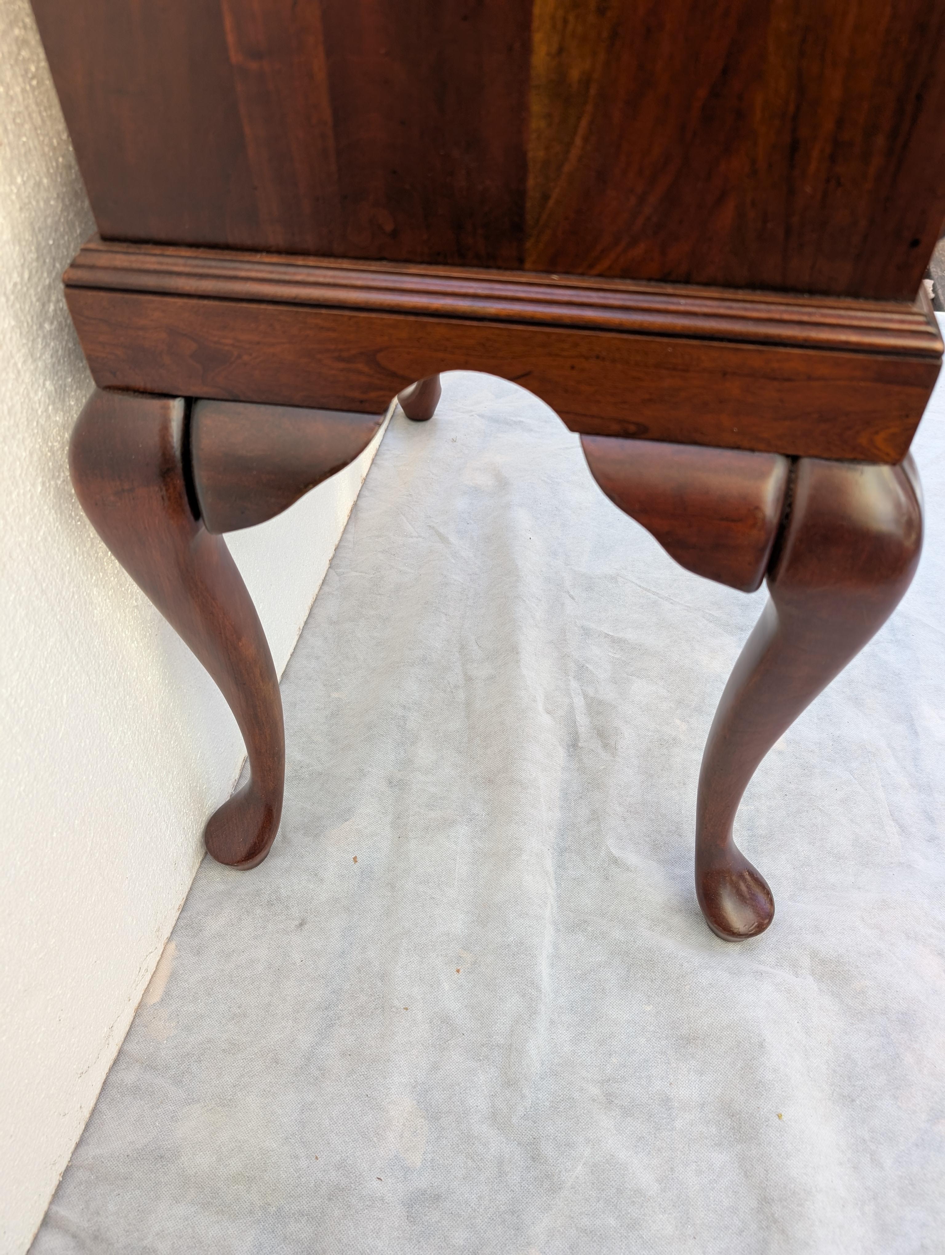 Cassettiera per argenteria in stile Queen Anne in legno di ciliegio della metà del secolo scorso in vendita 10