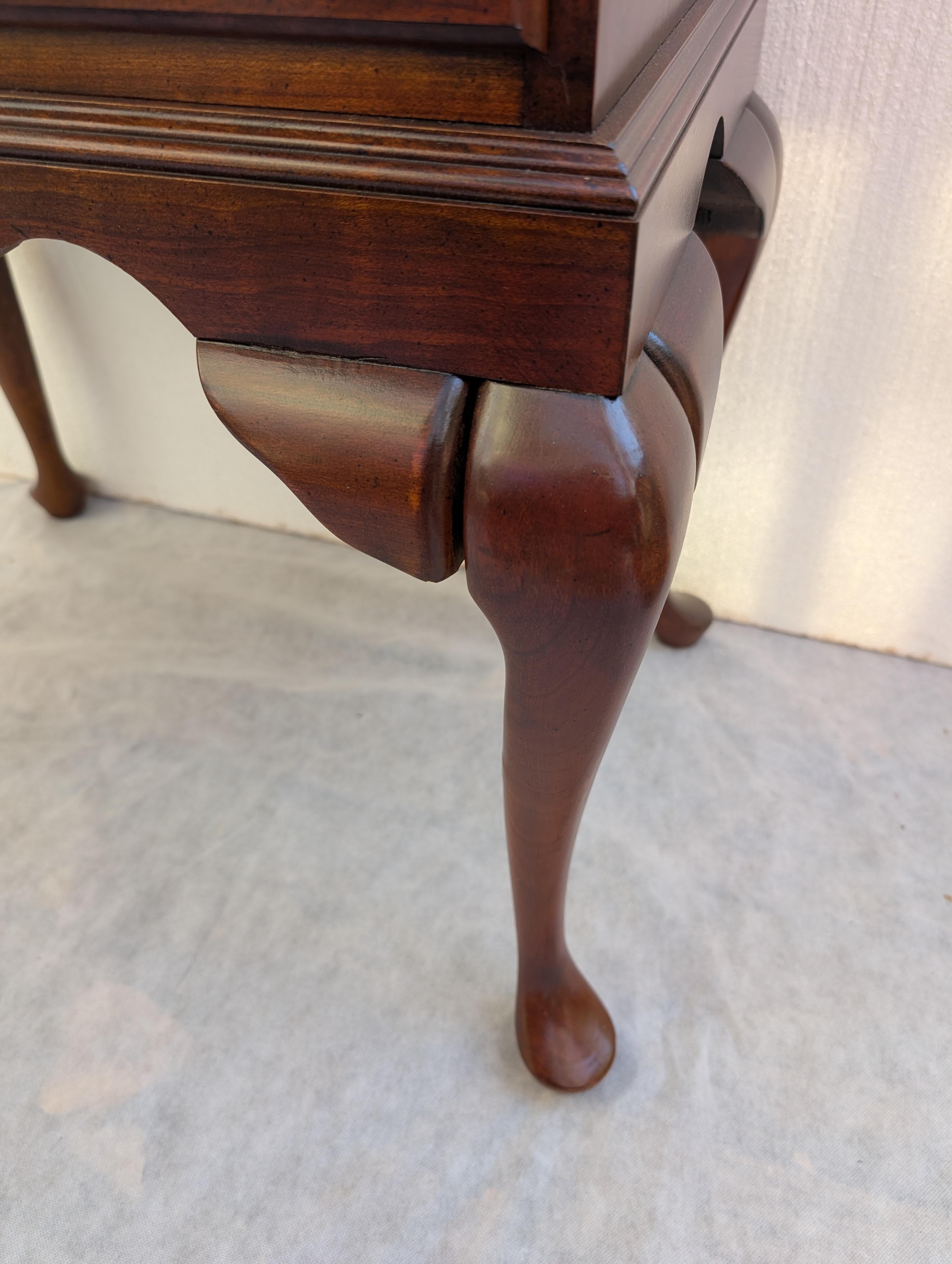 Cassettiera per argenteria in stile Queen Anne in legno di ciliegio della metà del secolo scorso in vendita 11