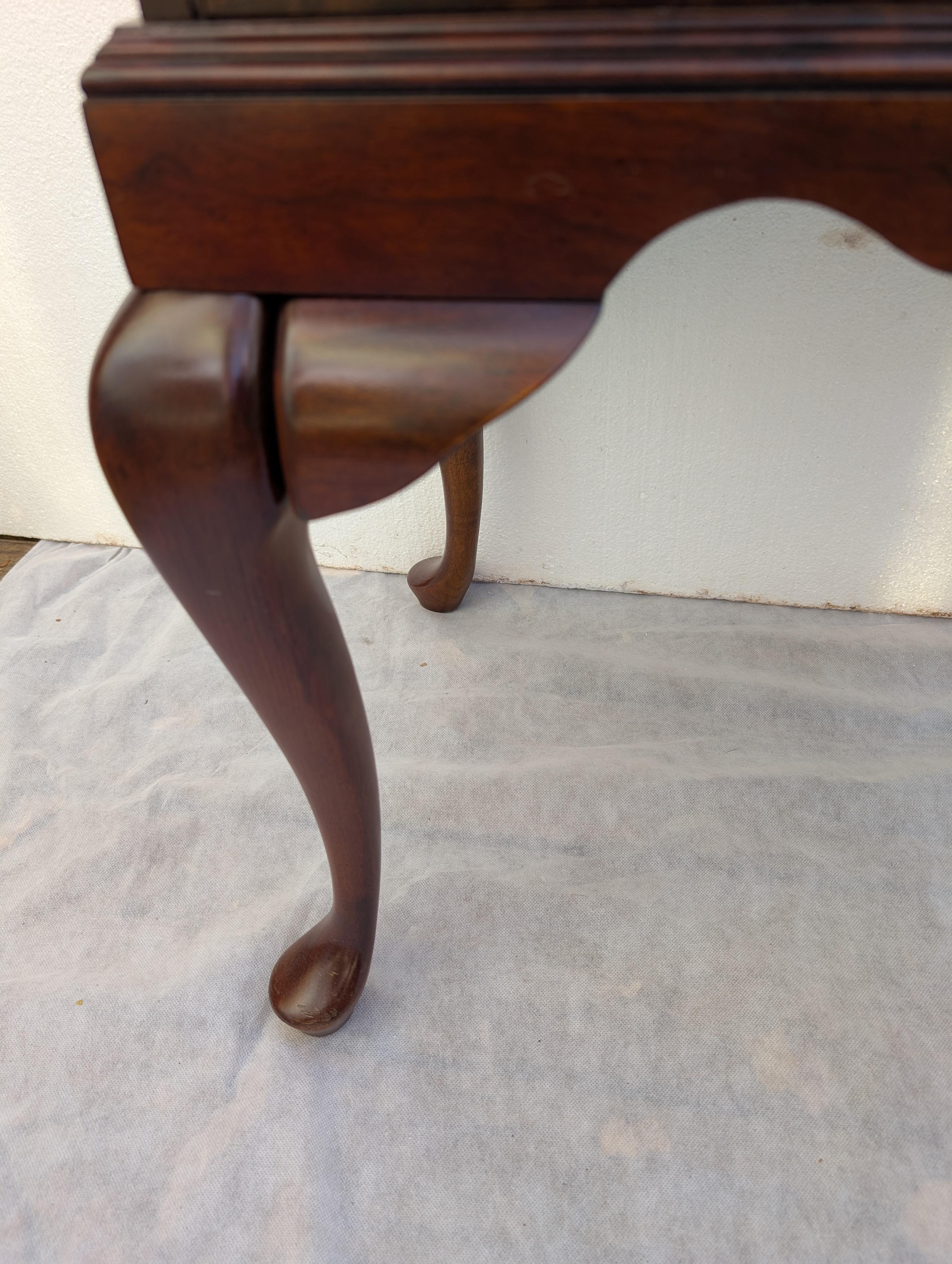 Cassettiera per argenteria in stile Queen Anne in legno di ciliegio della metà del secolo scorso in vendita 12