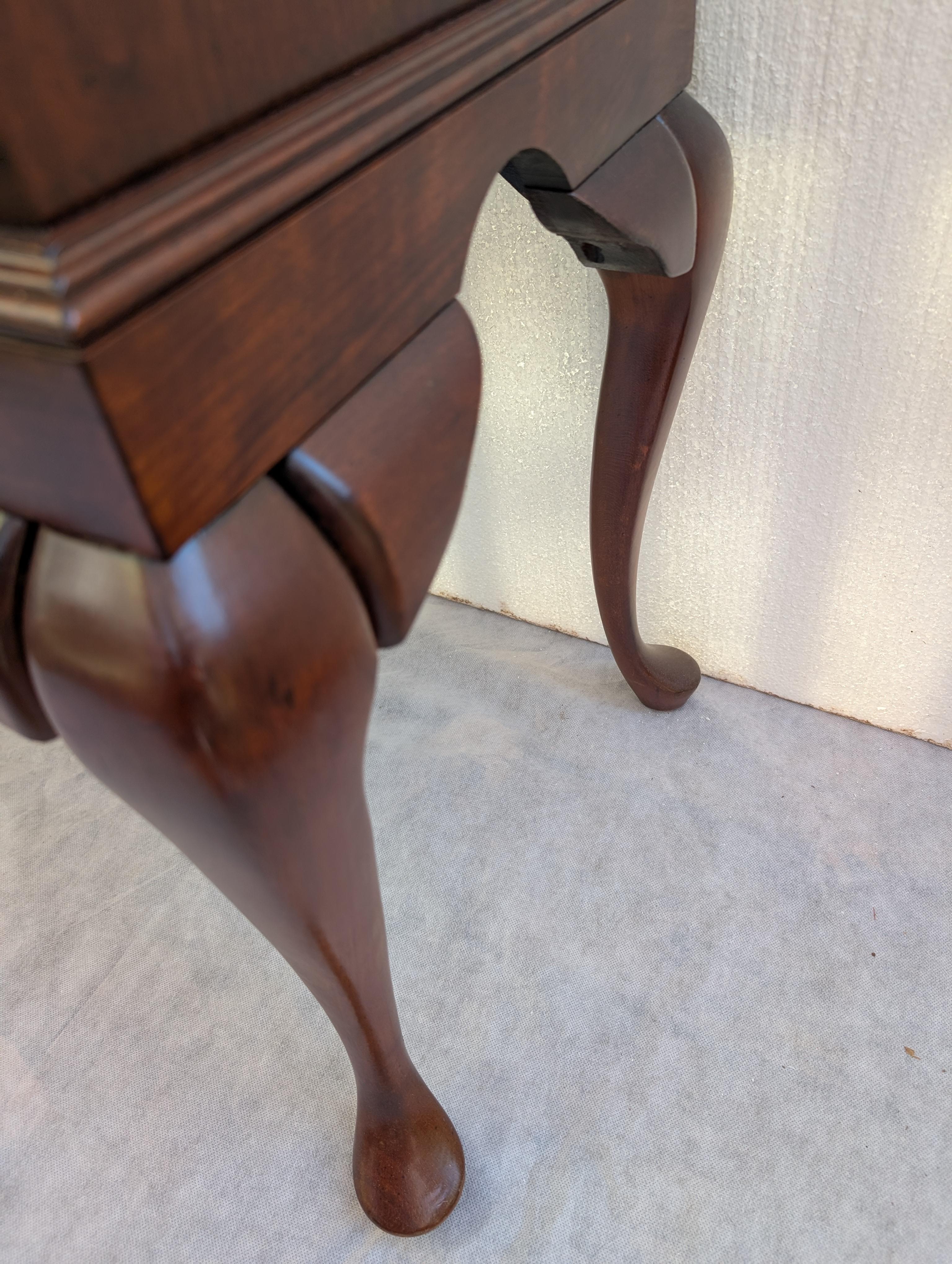 Cassettiera per argenteria in stile Queen Anne in legno di ciliegio della metà del secolo scorso
4 cassetti in Wood massiccio, ferramenta in ottone, cassetti a coda di rondine.   Ogni cassetto è diviso in 4 sezioni ed è foderato in feltro.   Molto