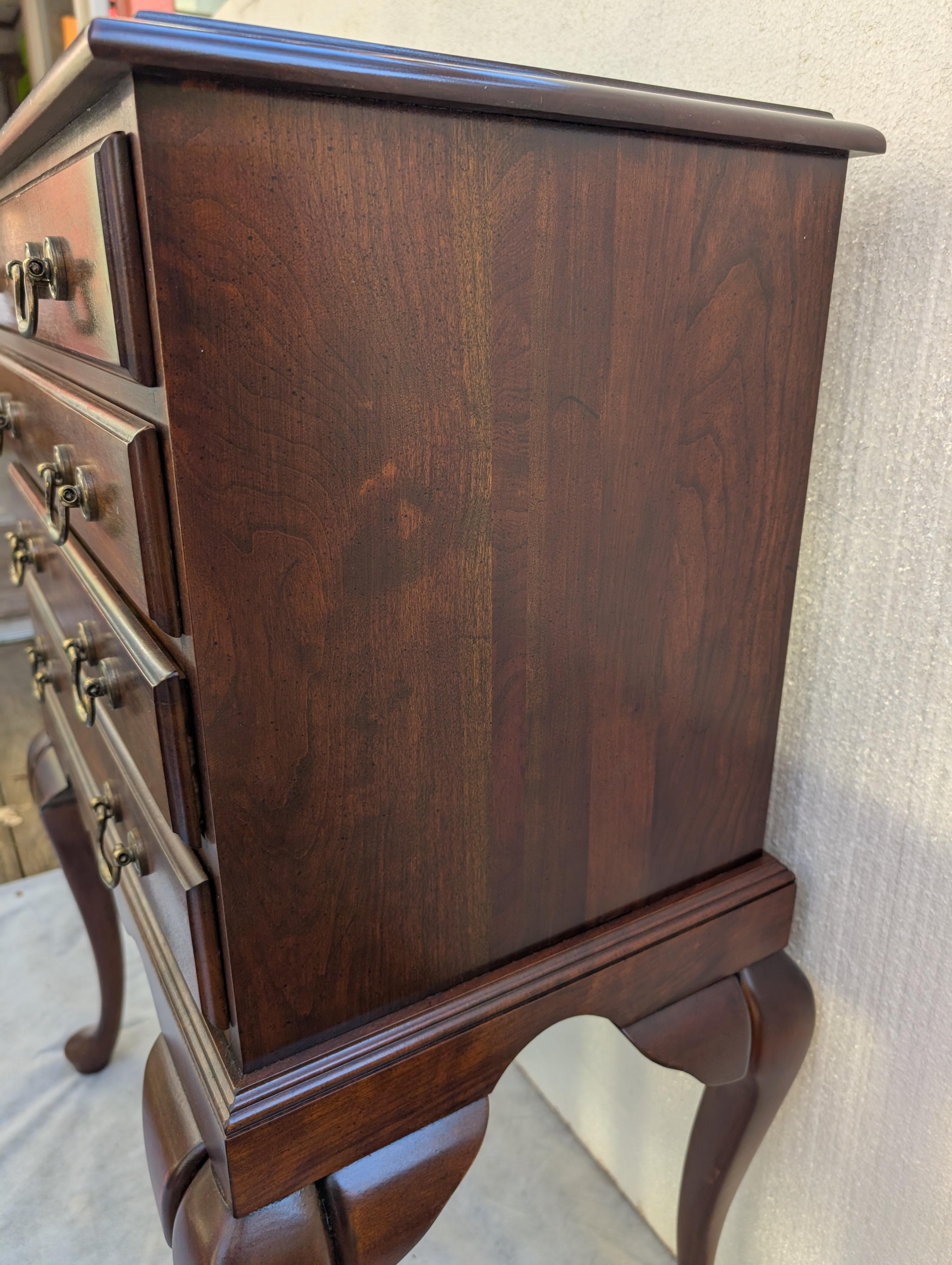 Americano Cassettiera per argenteria in stile Queen Anne in legno di ciliegio della metà del secolo scorso in vendita