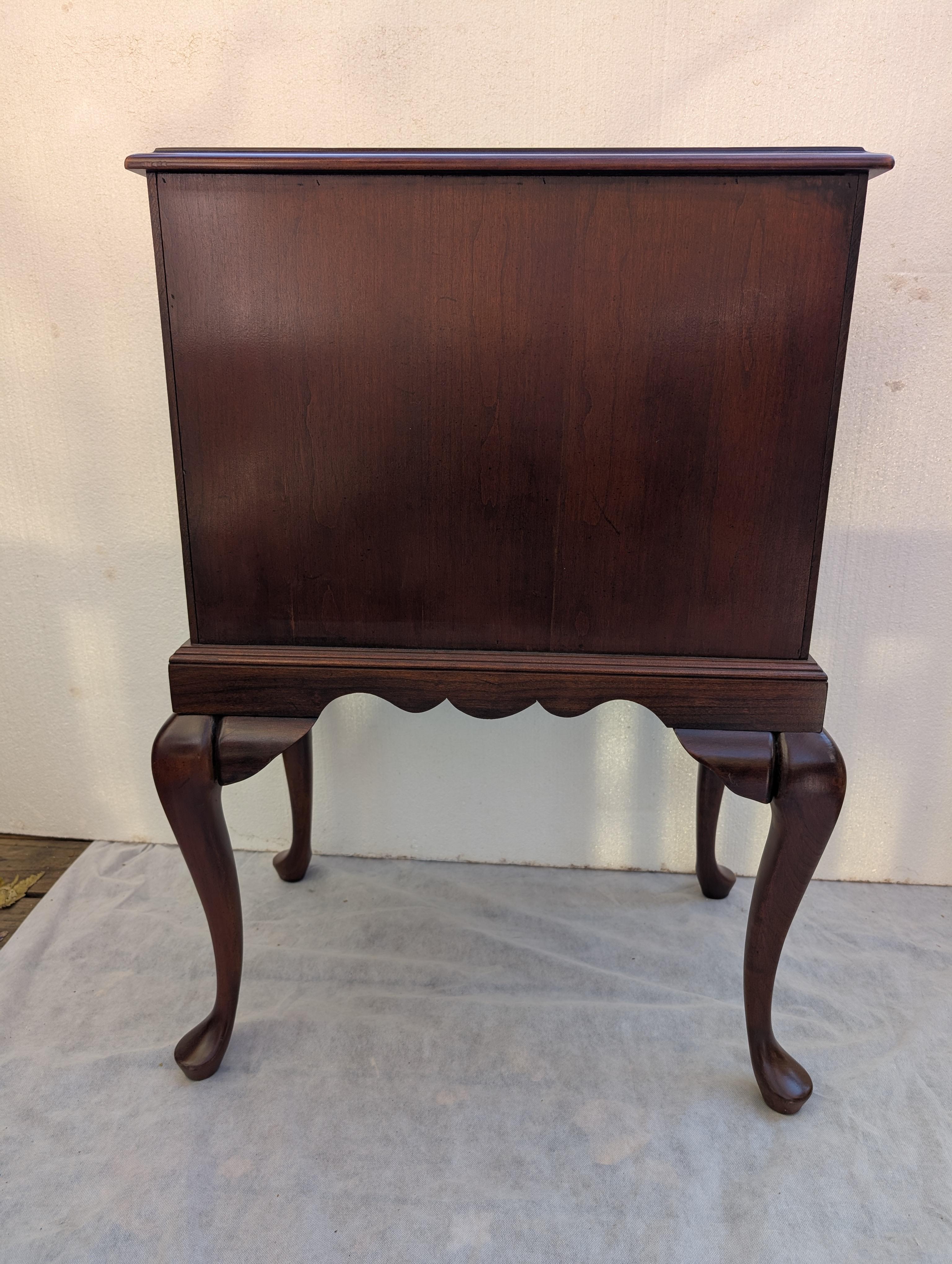 Cassettiera per argenteria in stile Queen Anne in legno di ciliegio della metà del secolo scorso In condizioni buone in vendita a Cincinnati, OH