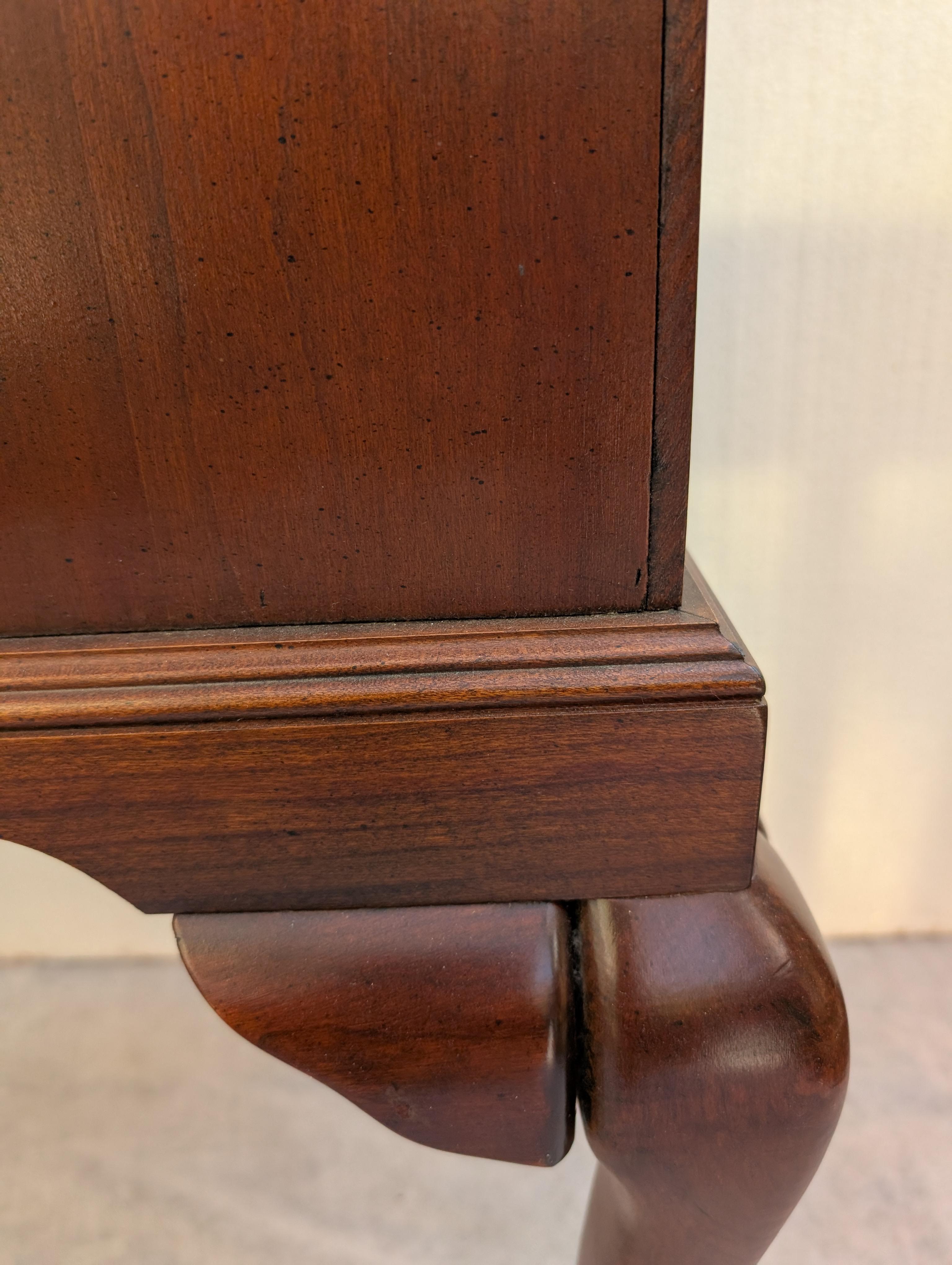 XX secolo Cassettiera per argenteria in stile Queen Anne in legno di ciliegio della metà del secolo scorso in vendita