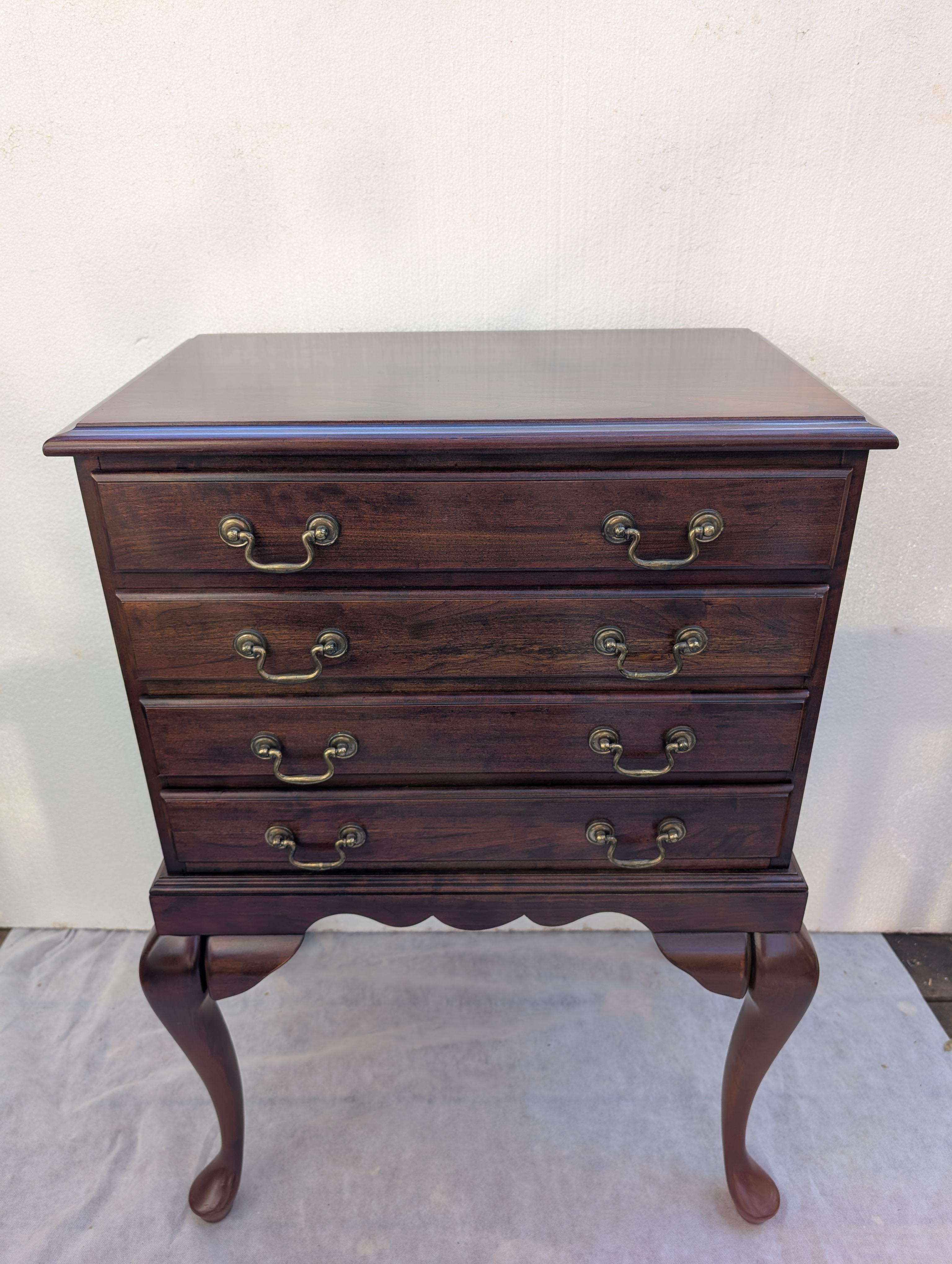 Ciliegio Cassettiera per argenteria in stile Queen Anne in legno di ciliegio della metà del secolo scorso in vendita