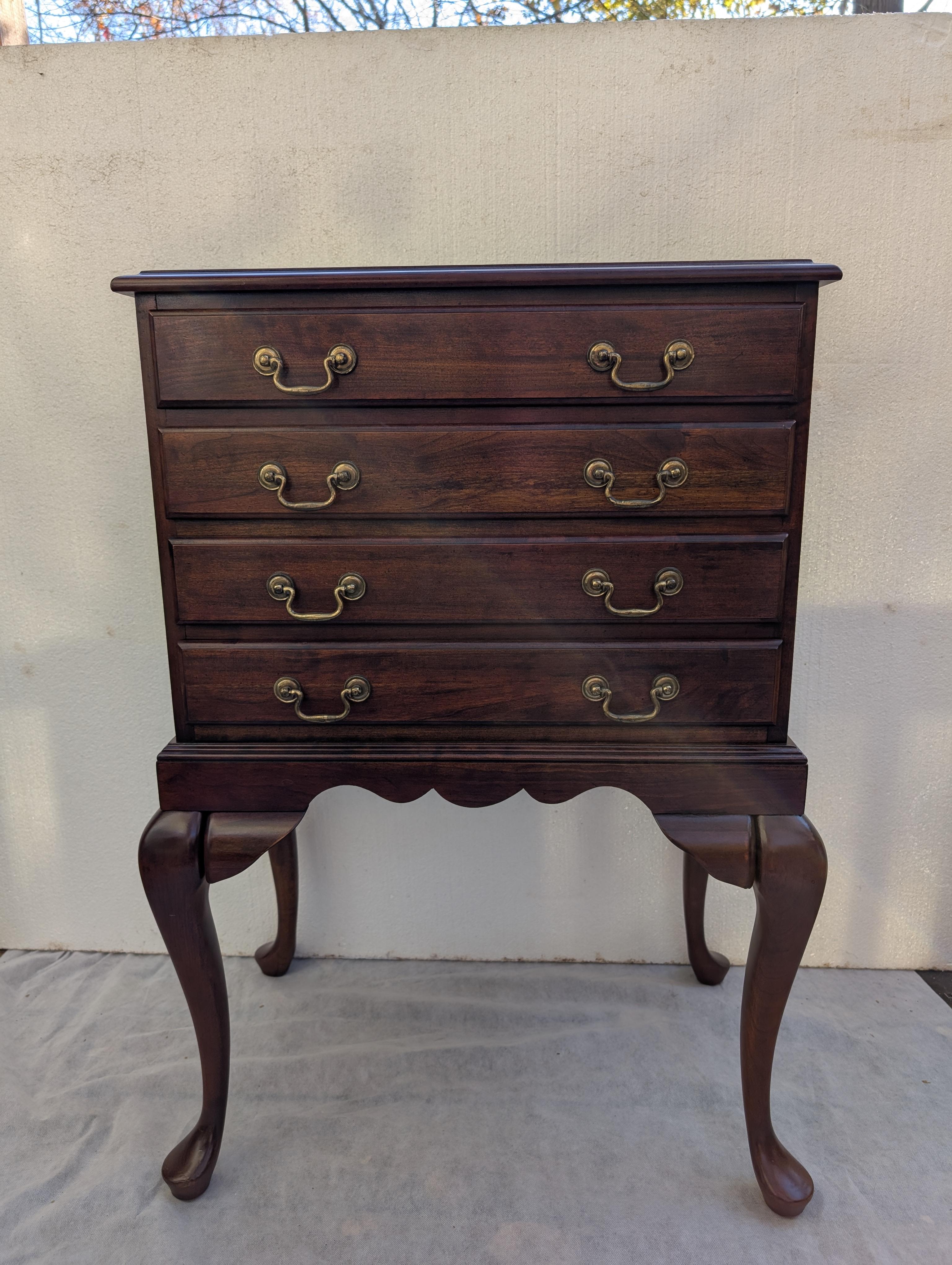 Cassettiera per argenteria in stile Queen Anne in legno di ciliegio della metà del secolo scorso in vendita 1