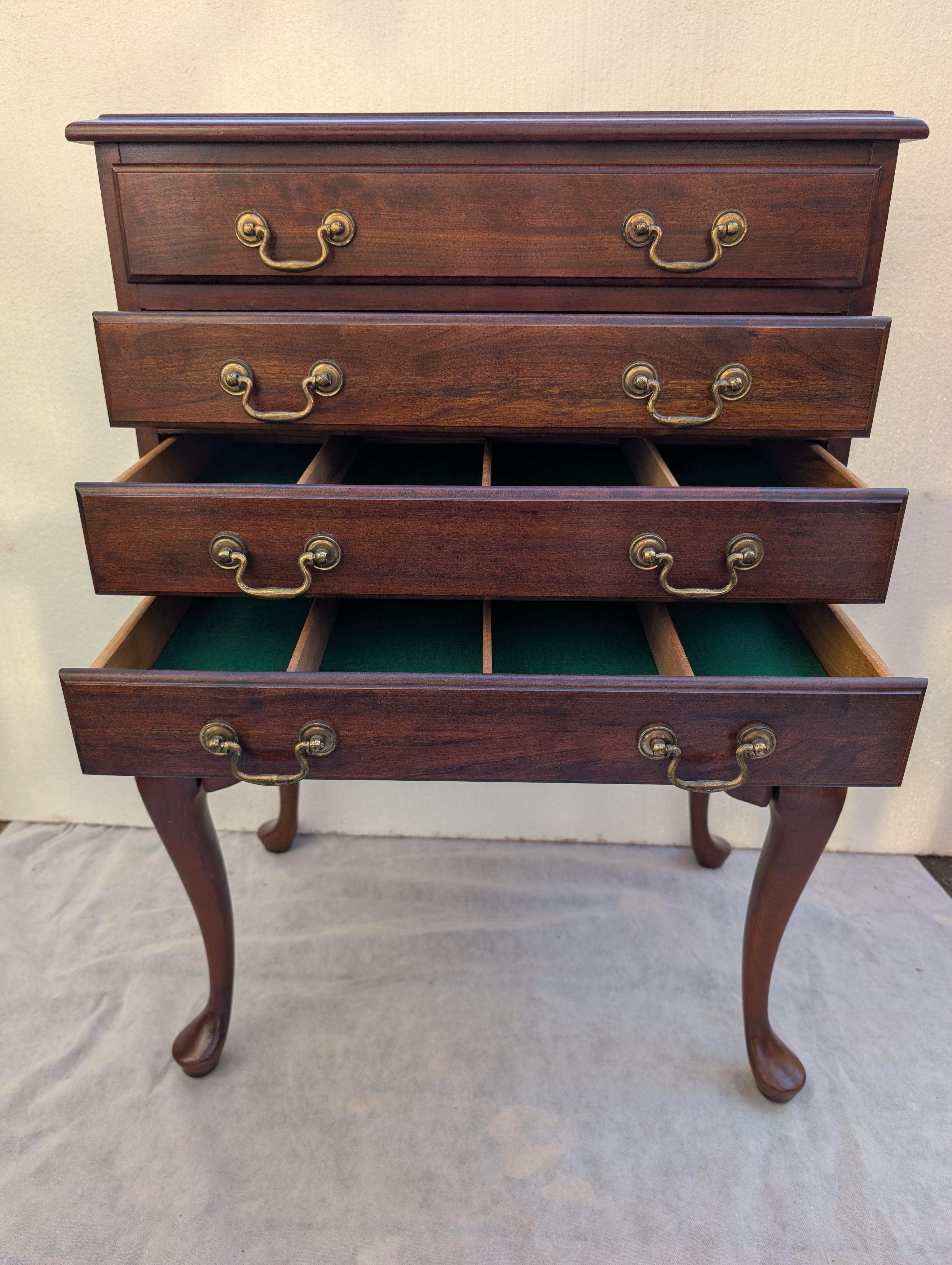 Cassettiera per argenteria in stile Queen Anne in legno di ciliegio della metà del secolo scorso in vendita 2