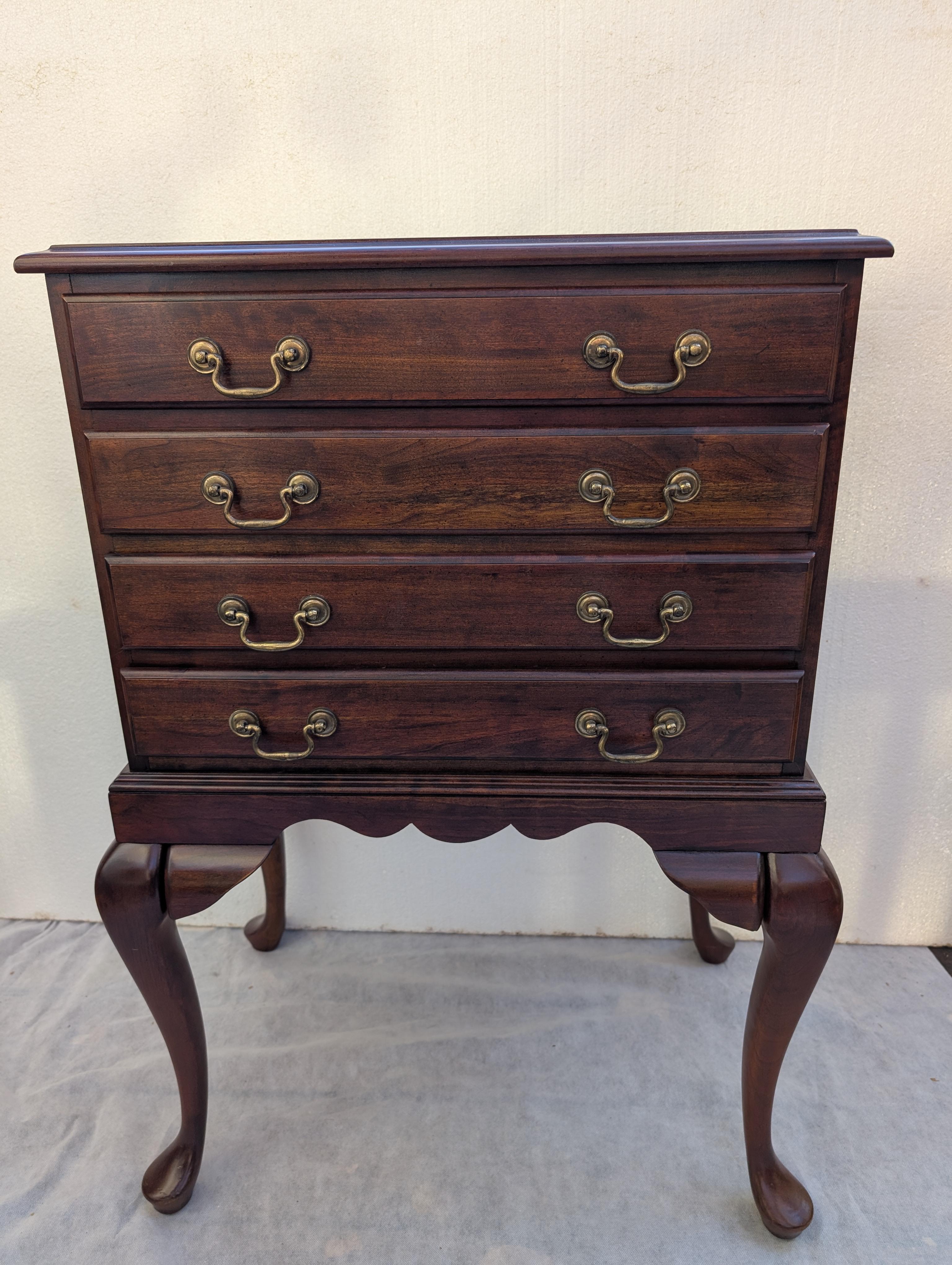 Cassettiera per argenteria in stile Queen Anne in legno di ciliegio della metà del secolo scorso in vendita 3